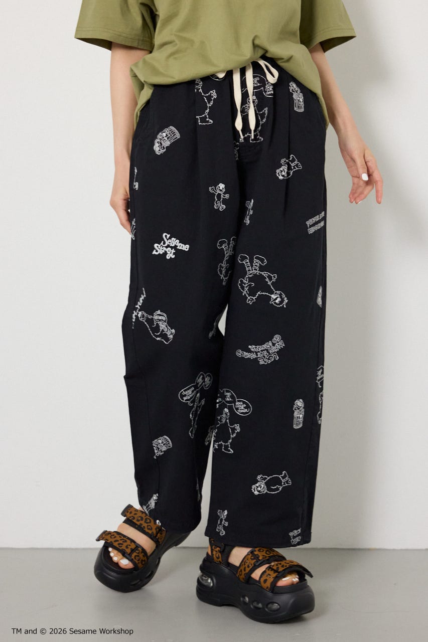 【UNISEX】(SESAME STREET) 刺繍パターンパンツ 柄BLK L