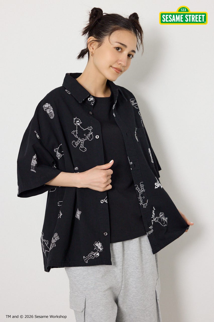 【UNISEX】(SESAME STREET) 刺繍パターンシャツ 柄BLK L