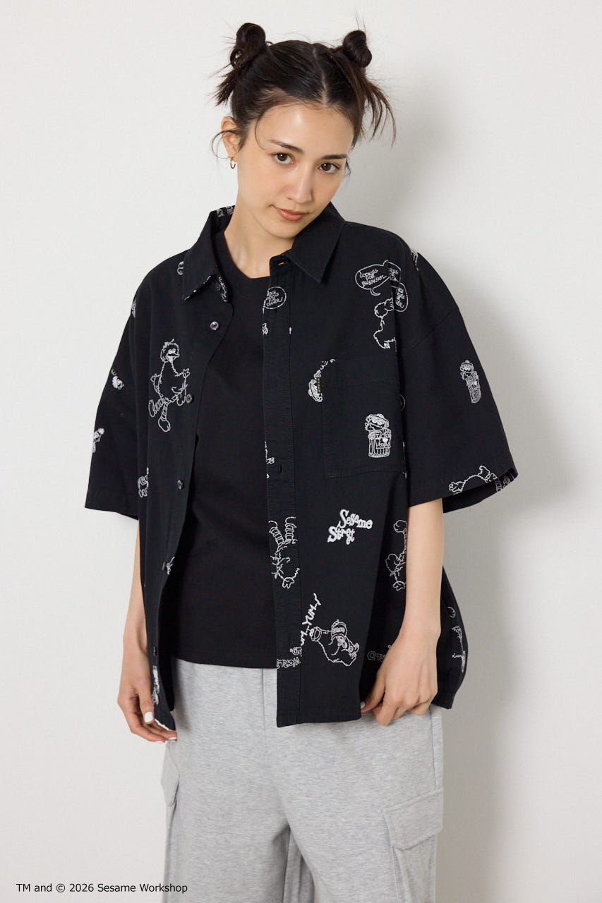 【UNISEX】(SESAME STREET) 刺繍パターンシャツ 柄BLK L