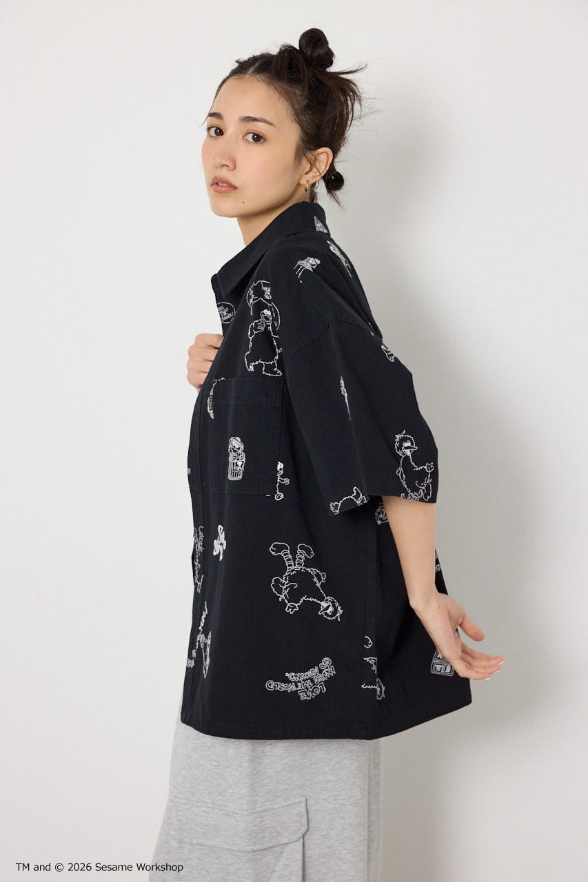 【UNISEX】(SESAME STREET) 刺繍パターンシャツ 柄BLK L