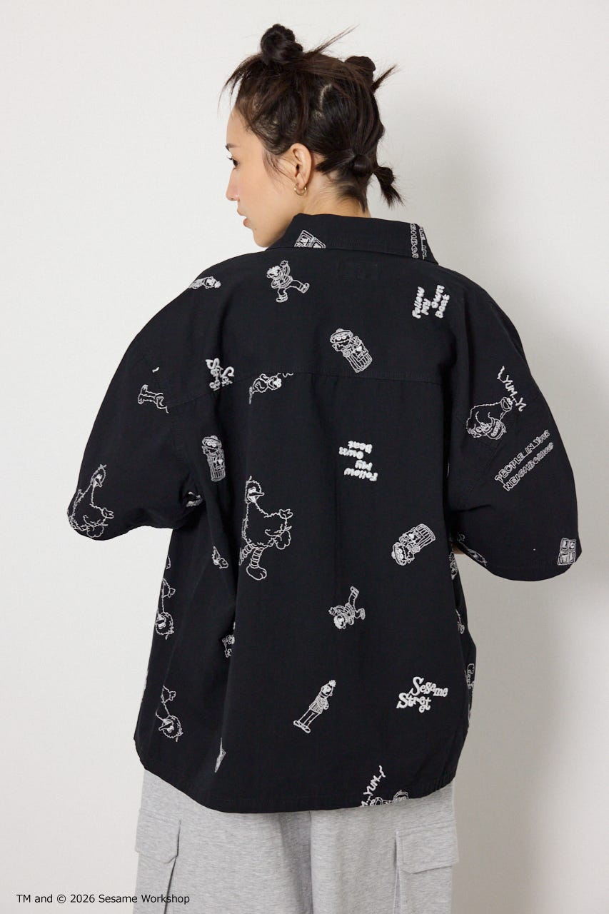 【UNISEX】(SESAME STREET) 刺繍パターンシャツ 柄BLK L