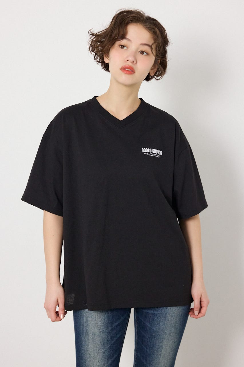 【UNISEX】エンボスロゴVネックTシャツ BLK M