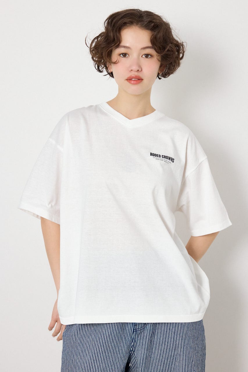 【UNISEX】エンボスロゴVネックTシャツ O/WHT L