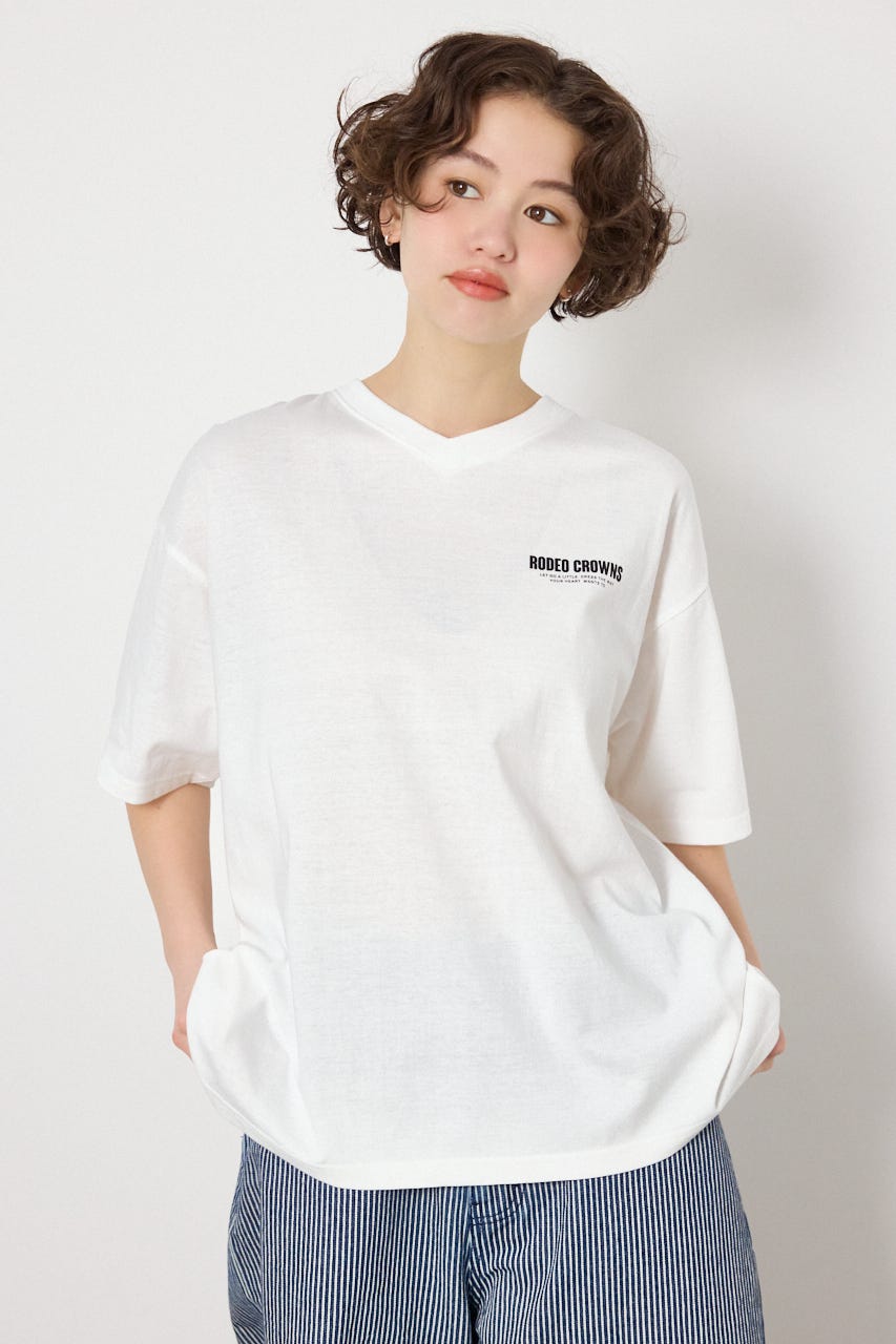 【UNISEX】エンボスロゴVネックTシャツ O/WHT L