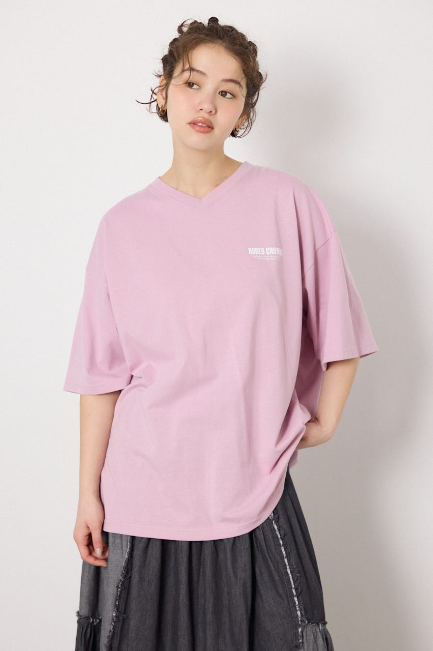 【UNISEX】エンボスロゴVネックTシャツ PNK M