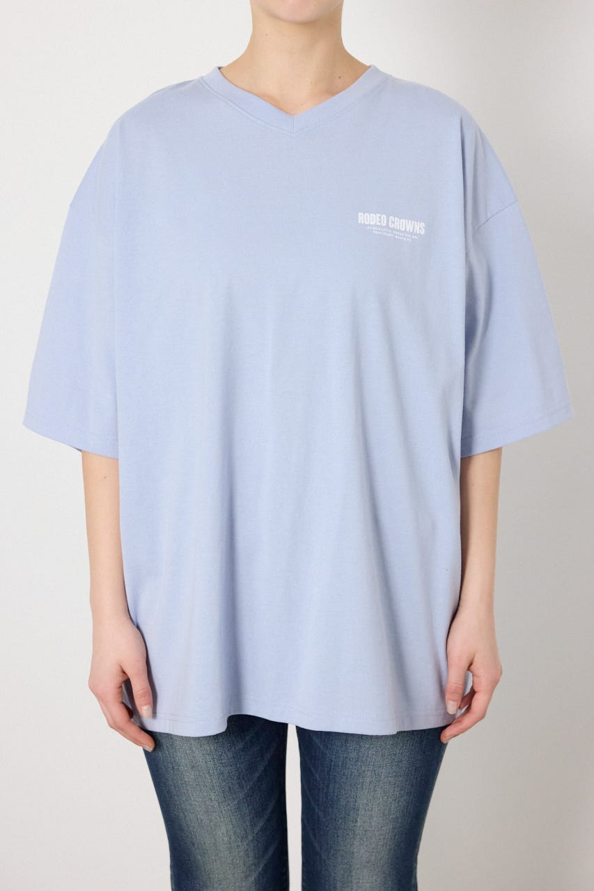 【UNISEX】エンボスロゴVネックTシャツ SAX L