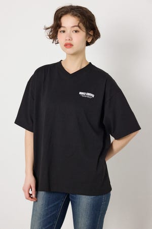 【UNISEX】エンボスロゴVネックTシャツ