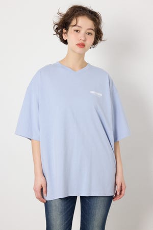 【UNISEX】エンボスロゴVネックTシャツ