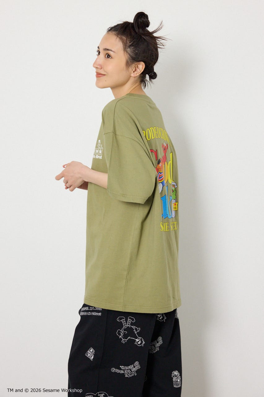 【WEB限定】(UNISEX)(SESAMESTREET)GoodLuckTシャツ KHA FREE