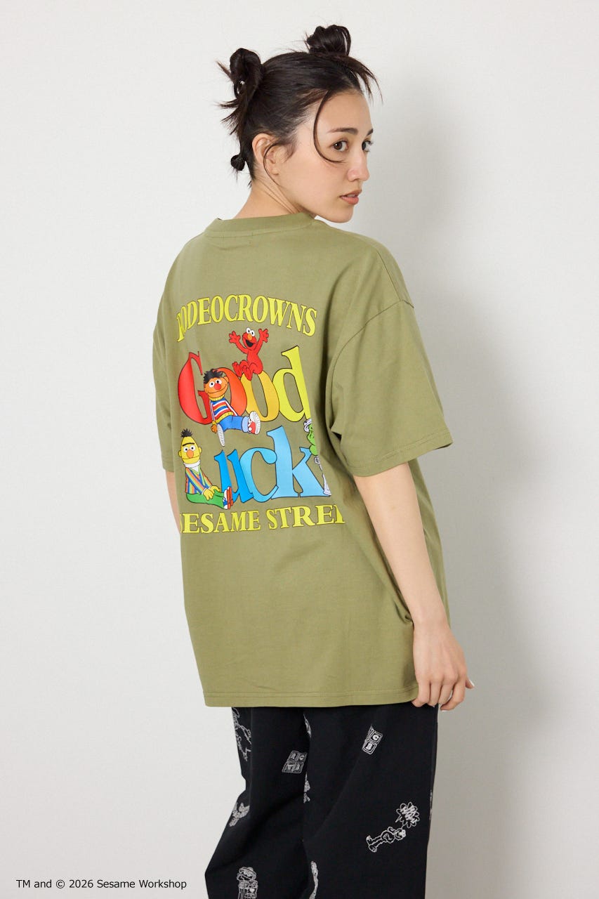 【WEB限定】(UNISEX)(SESAMESTREET)GoodLuckTシャツ KHA FREE