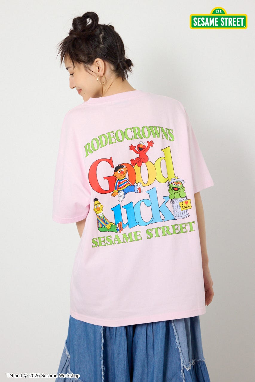 【WEB限定】(UNISEX)(SESAMESTREET)GoodLuckTシャツ L/PNK FREE