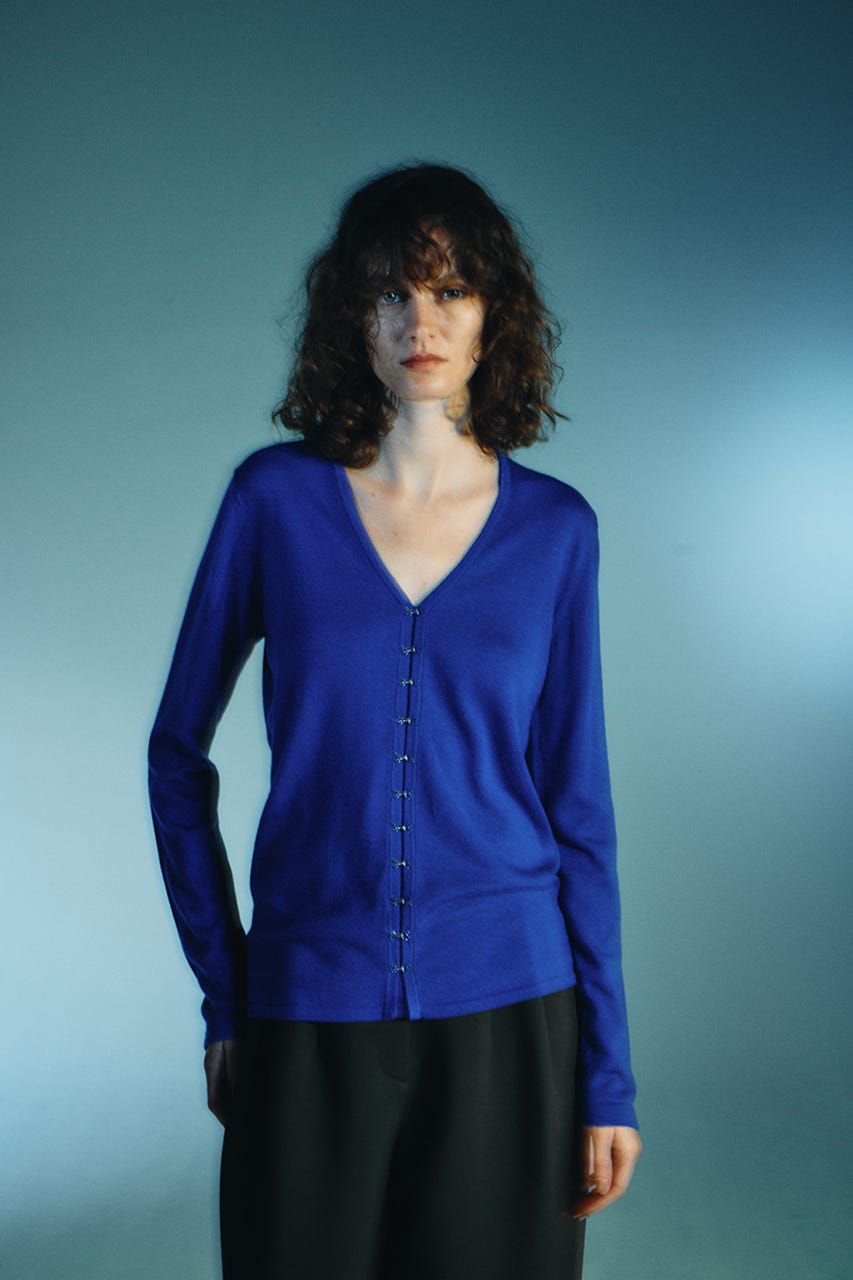 1/1- order start Many hook V neck tops BLU FREE