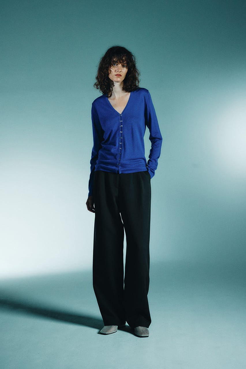 1/1- order start Many hook V neck tops BLU FREE