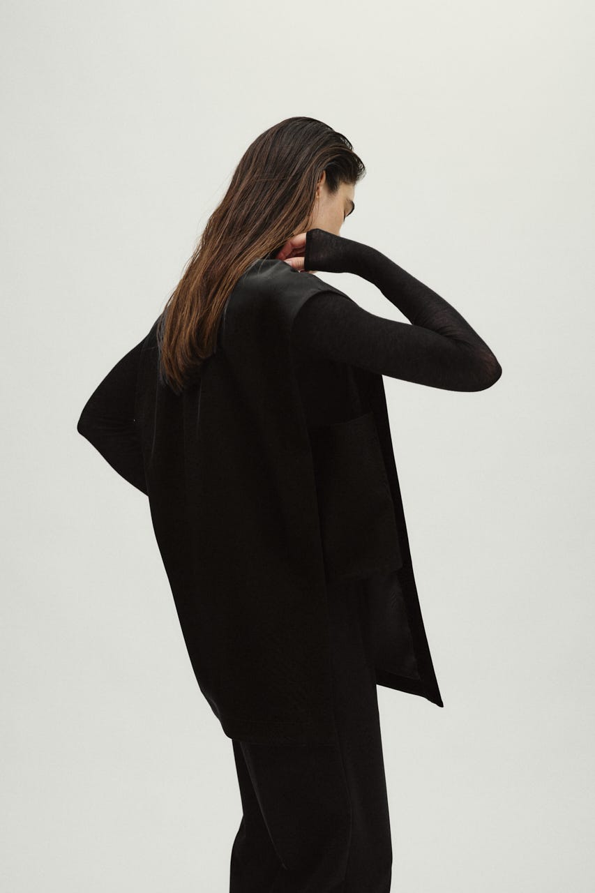 2/4- order start Sharp neck cape BLK FREE