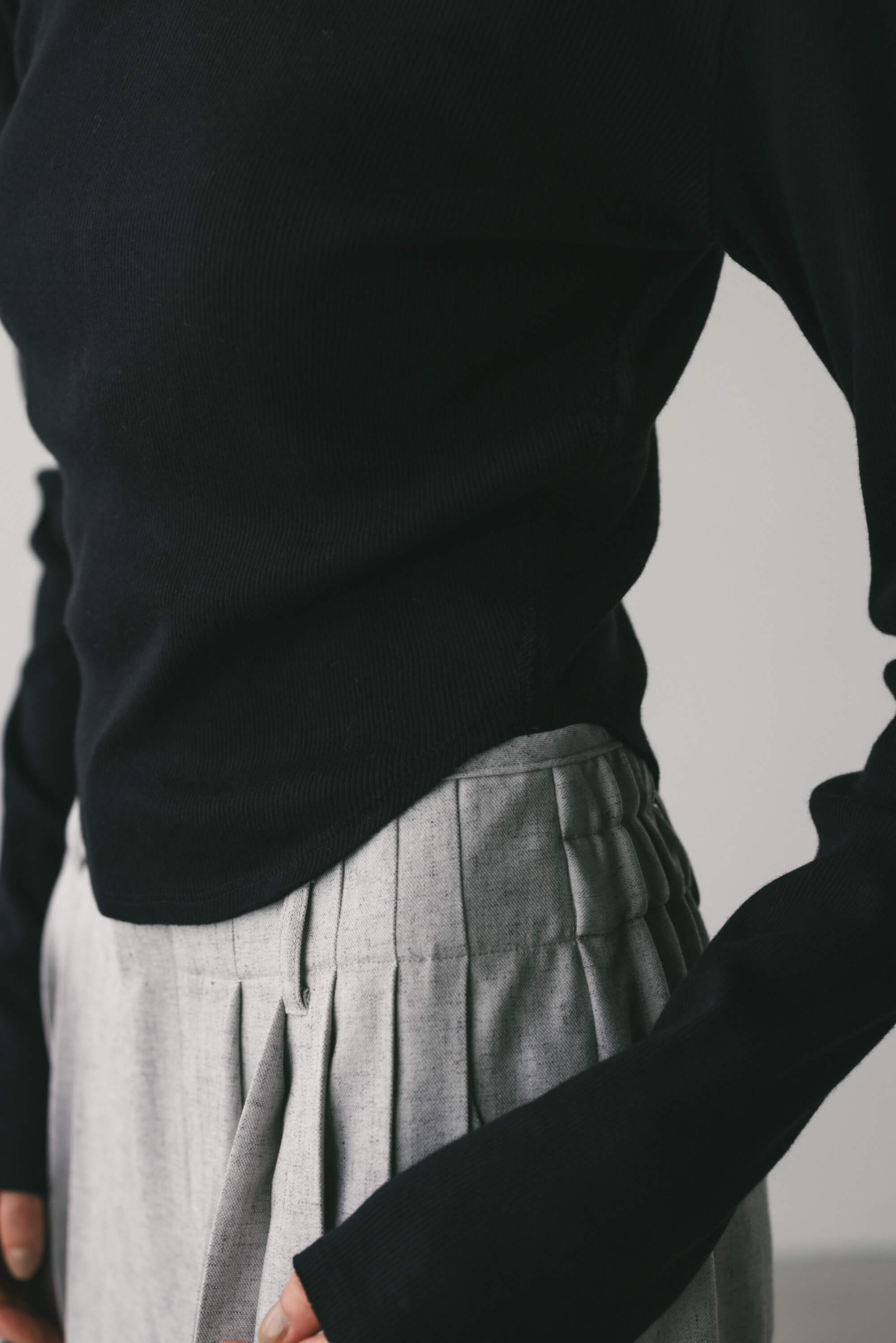 ヘムラウンドリブトップ BLK FREE