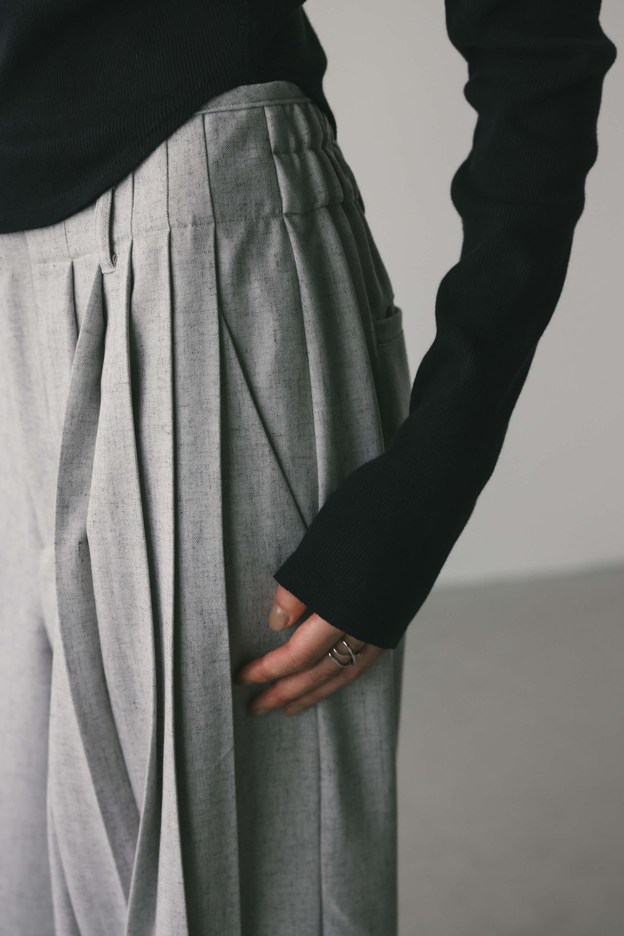 ヘムラウンドリブトップ BLK FREE