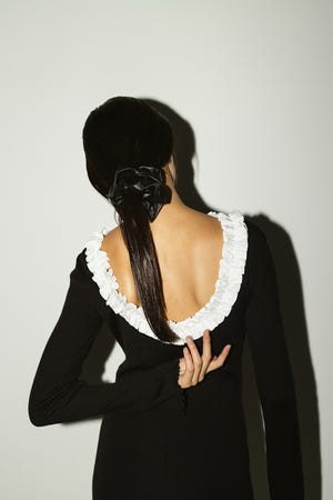 バックオープンフリルニットトップ