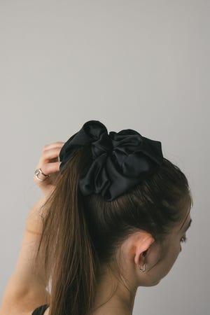 サテンボリュームシュシュ