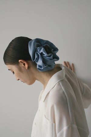 サテンボリュームシュシュ