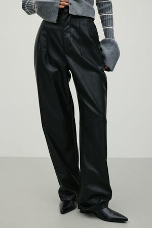 フェイクレザーストレートパンツ