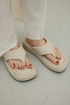 プラットフォームトングサンダル