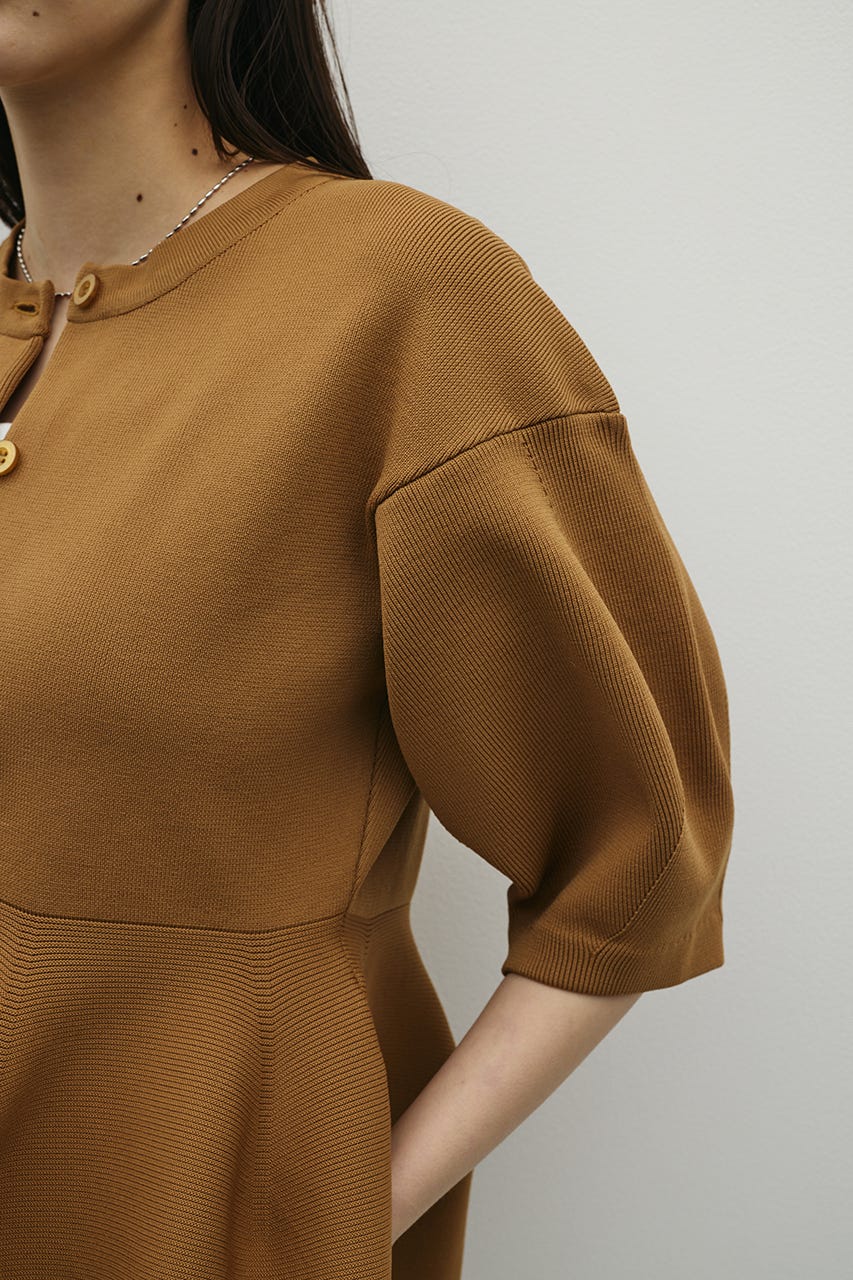 ペプラムフォルムスリーブカーデ CAM FREE