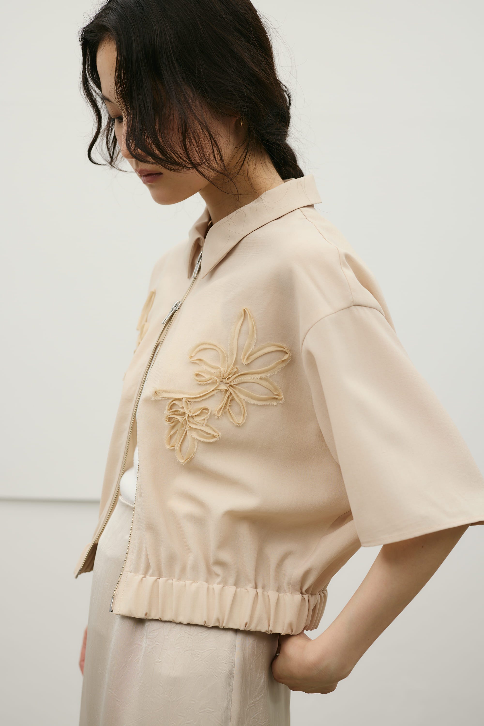 フラワーエンブロイダリージップシャツ BEG FREE