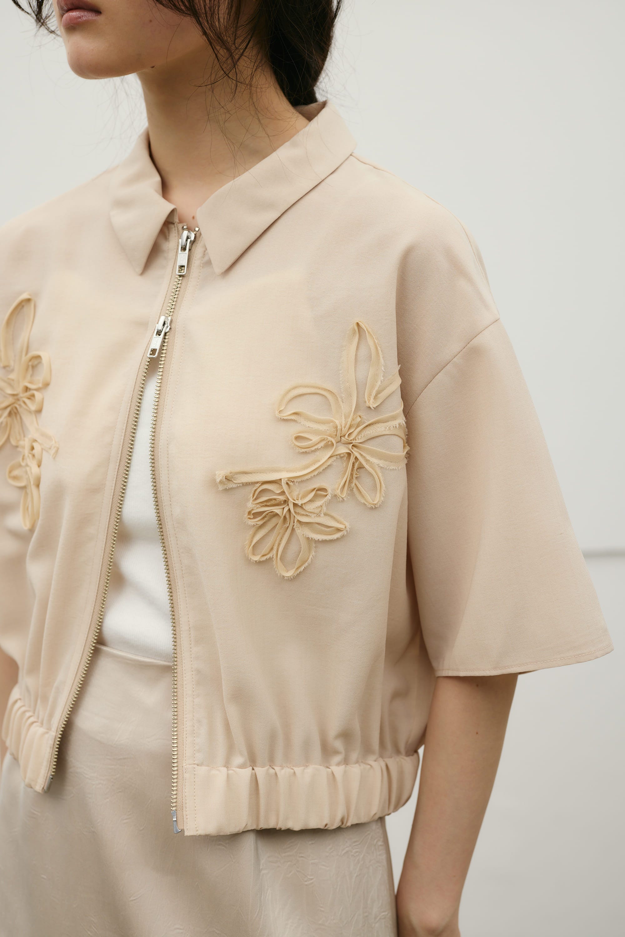 フラワーエンブロイダリージップシャツ BEG FREE