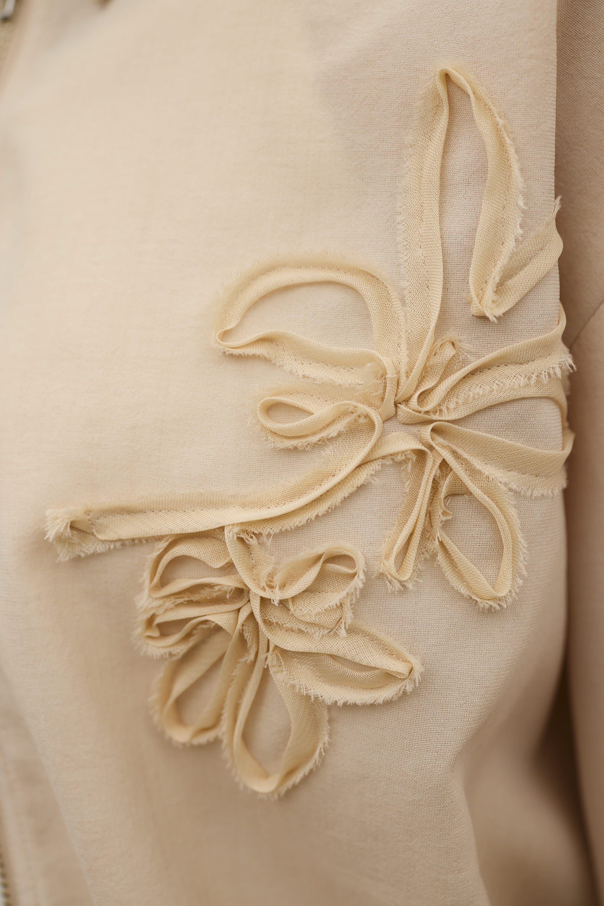 フラワーエンブロイダリージップシャツ BEG FREE