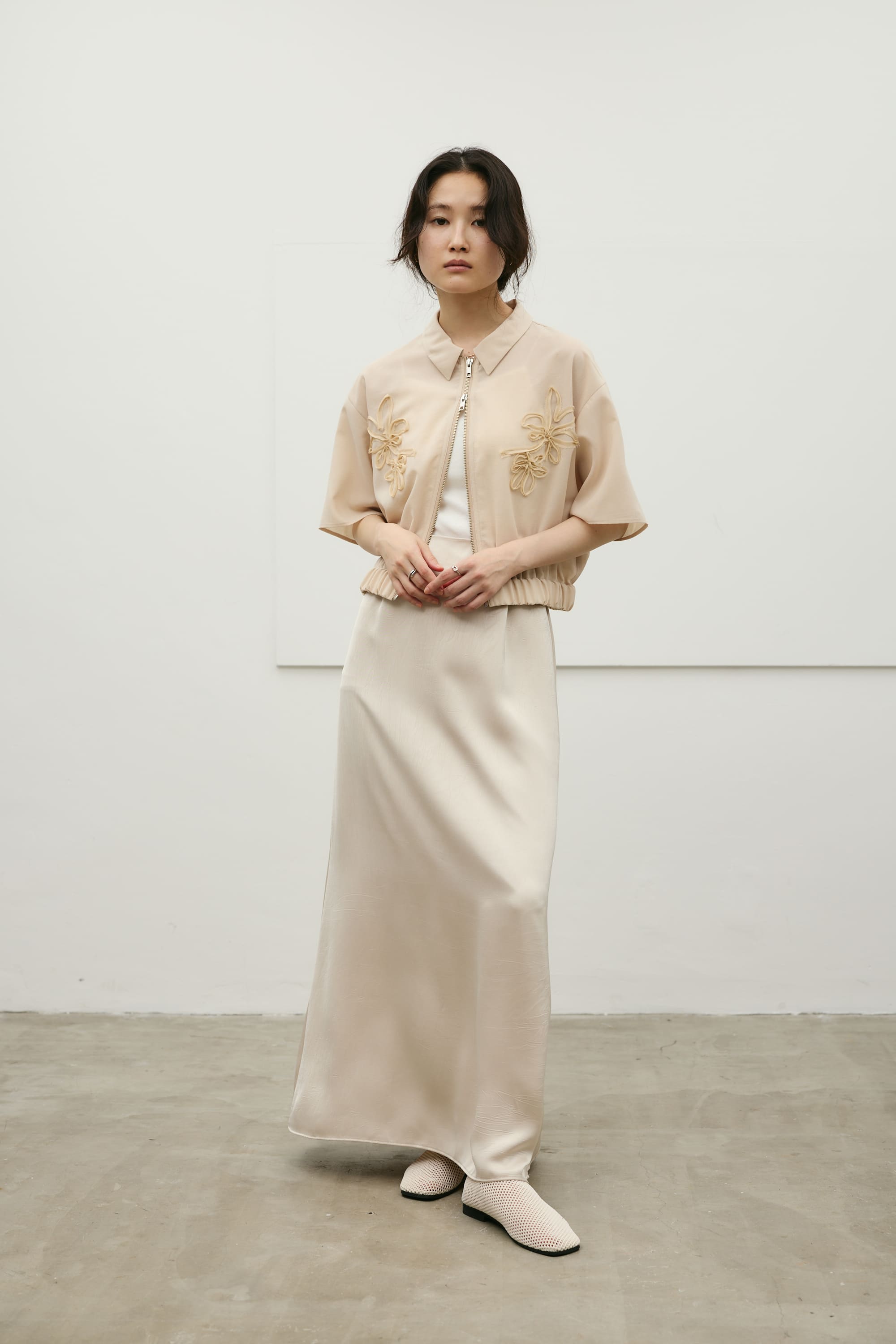 フラワーエンブロイダリージップシャツ BEG FREE