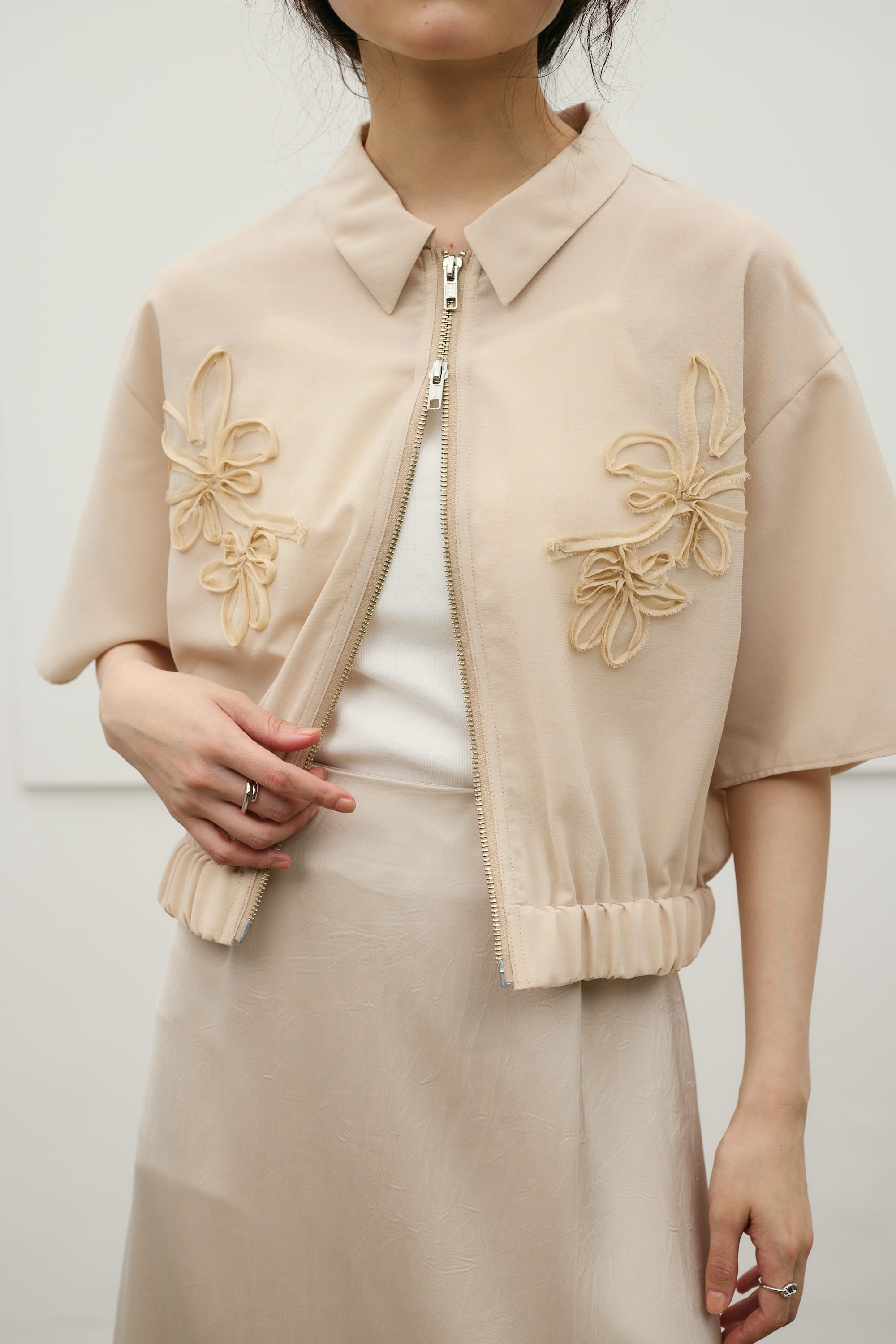 フラワーエンブロイダリージップシャツ BEG FREE