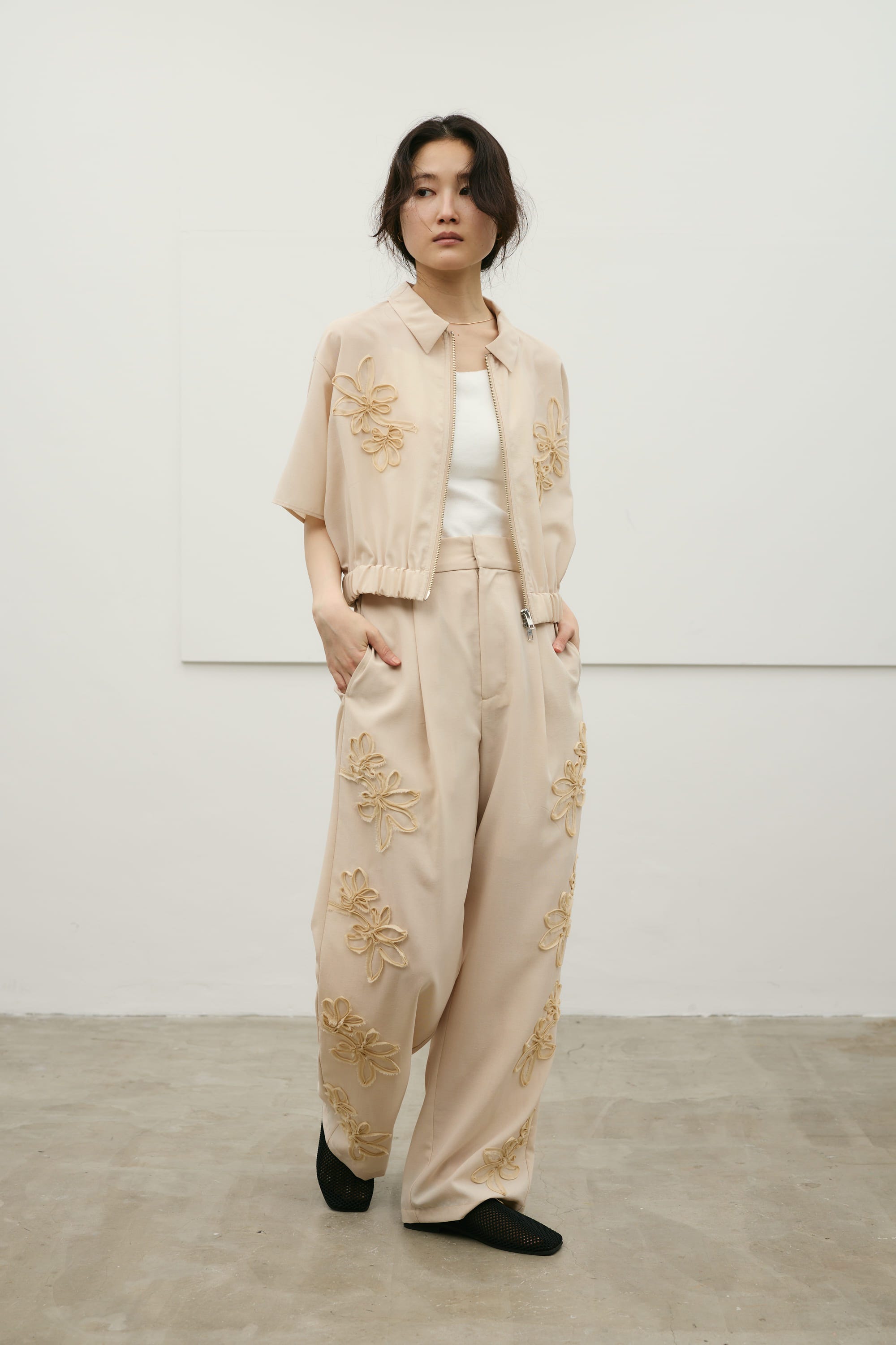 フラワーエンブロイダリージップシャツ BEG FREE