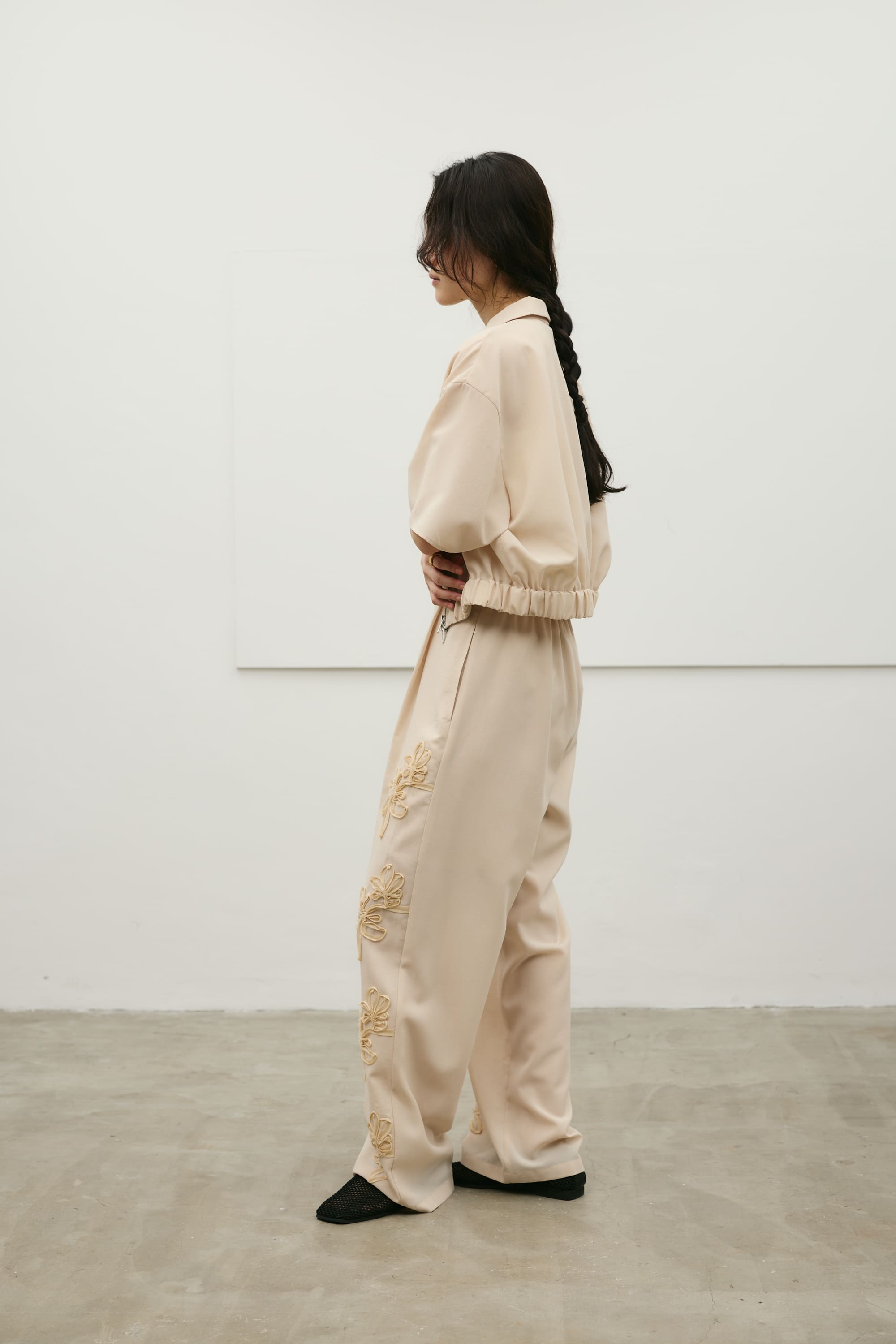 フラワーエンブロイダリージップシャツ BEG FREE