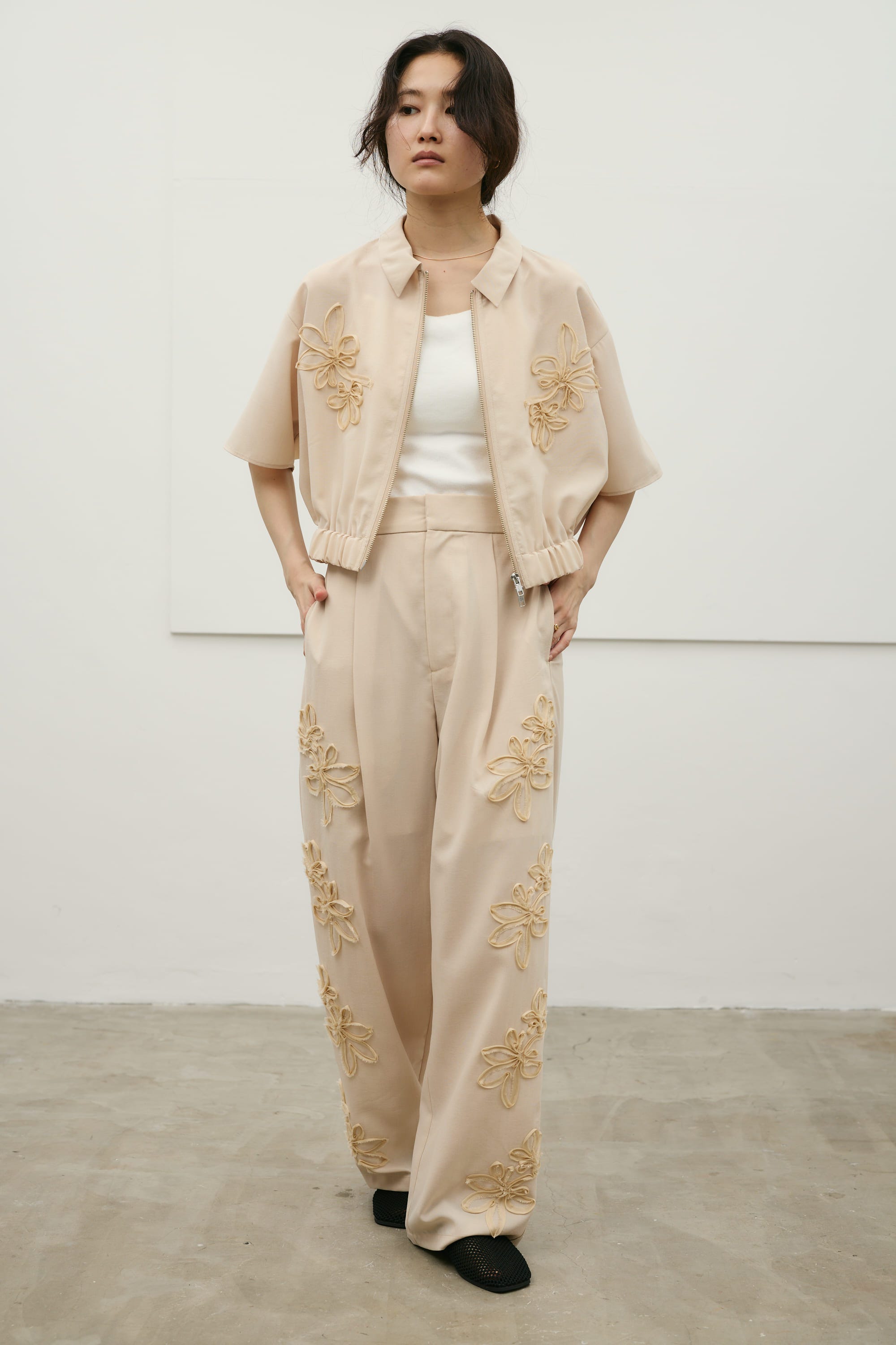 フラワーエンブロイダリージップシャツ BEG FREE