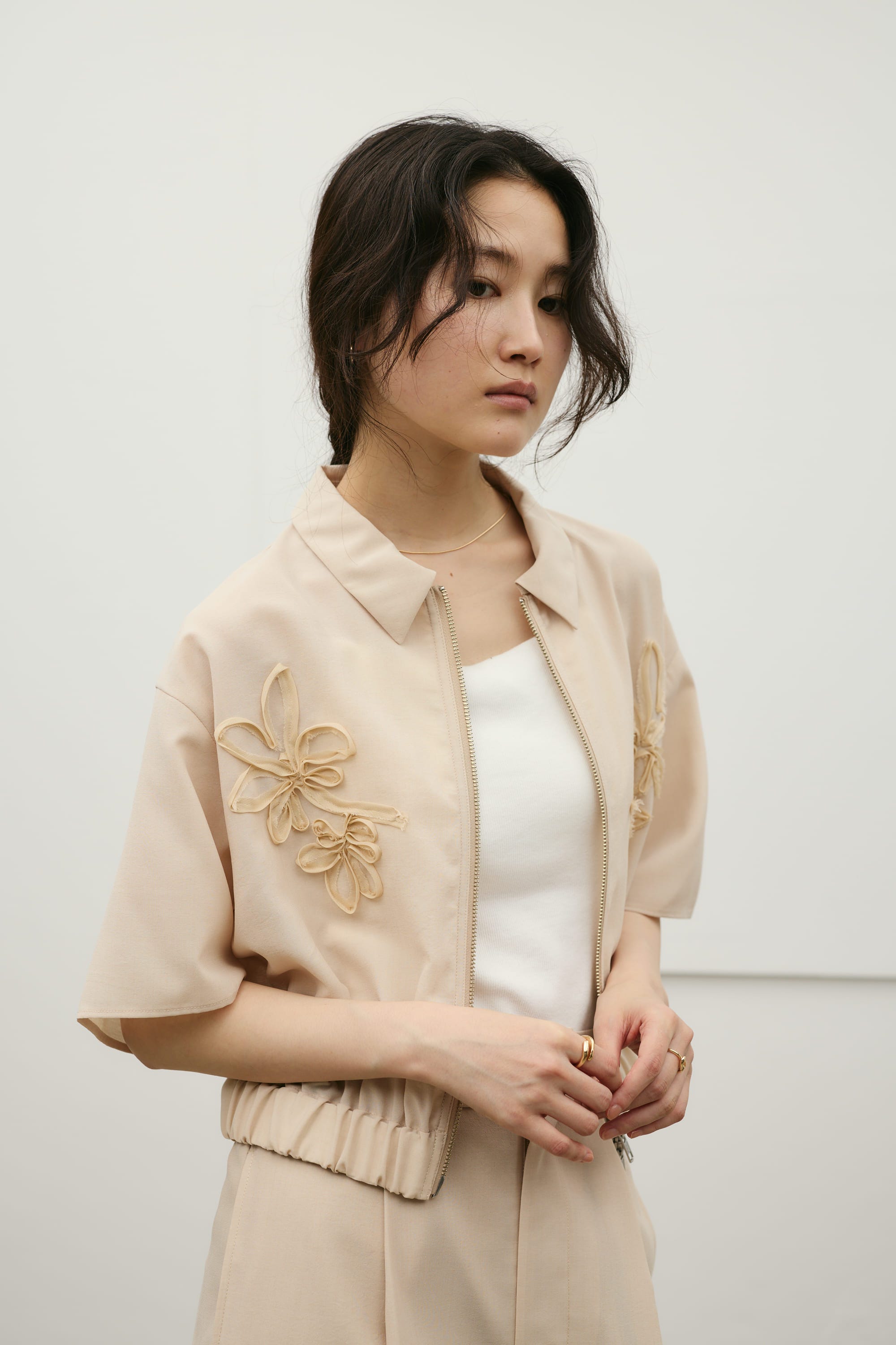 フラワーエンブロイダリージップシャツ BEG FREE