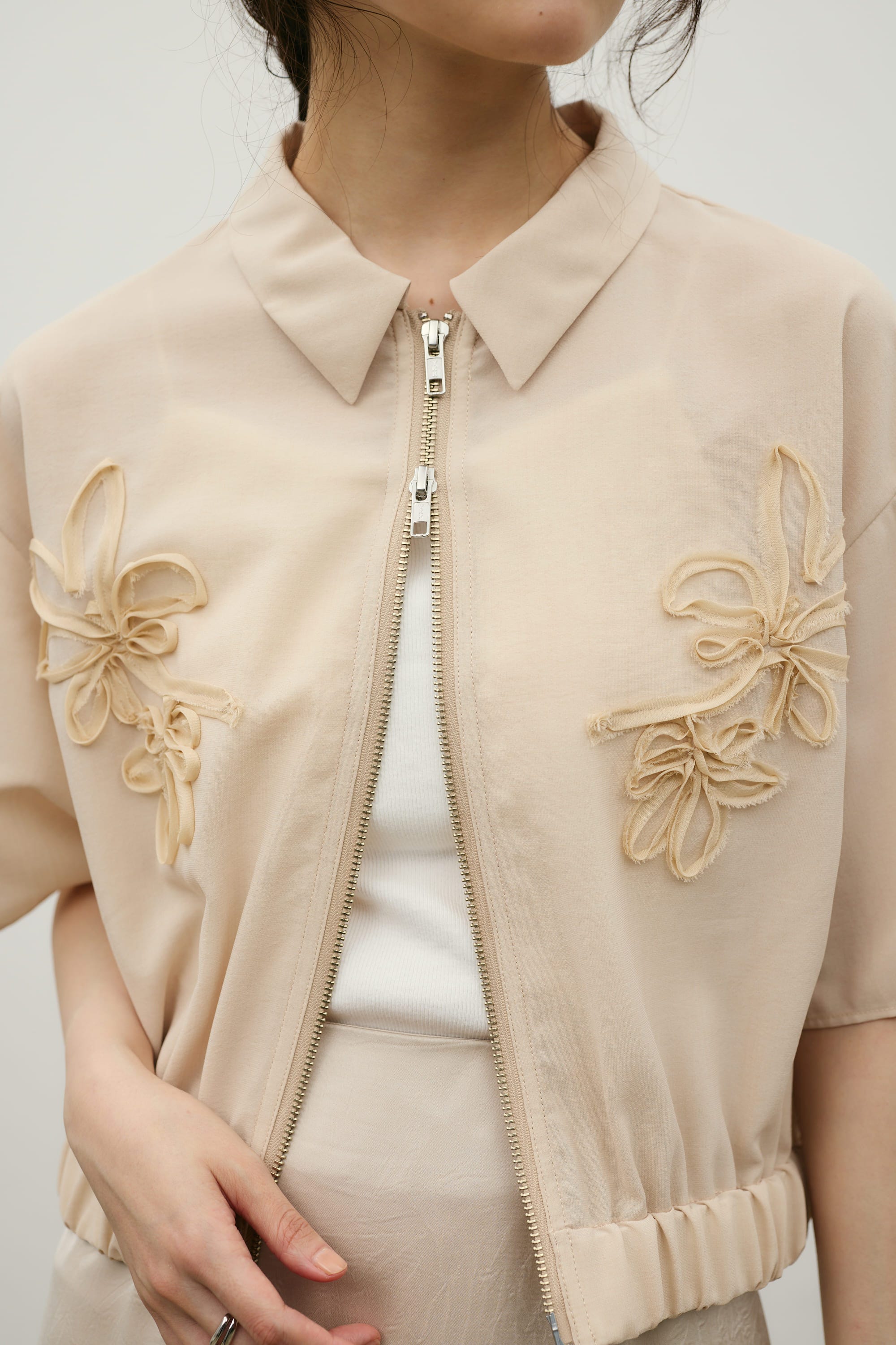 フラワーエンブロイダリージップシャツ BEG FREE