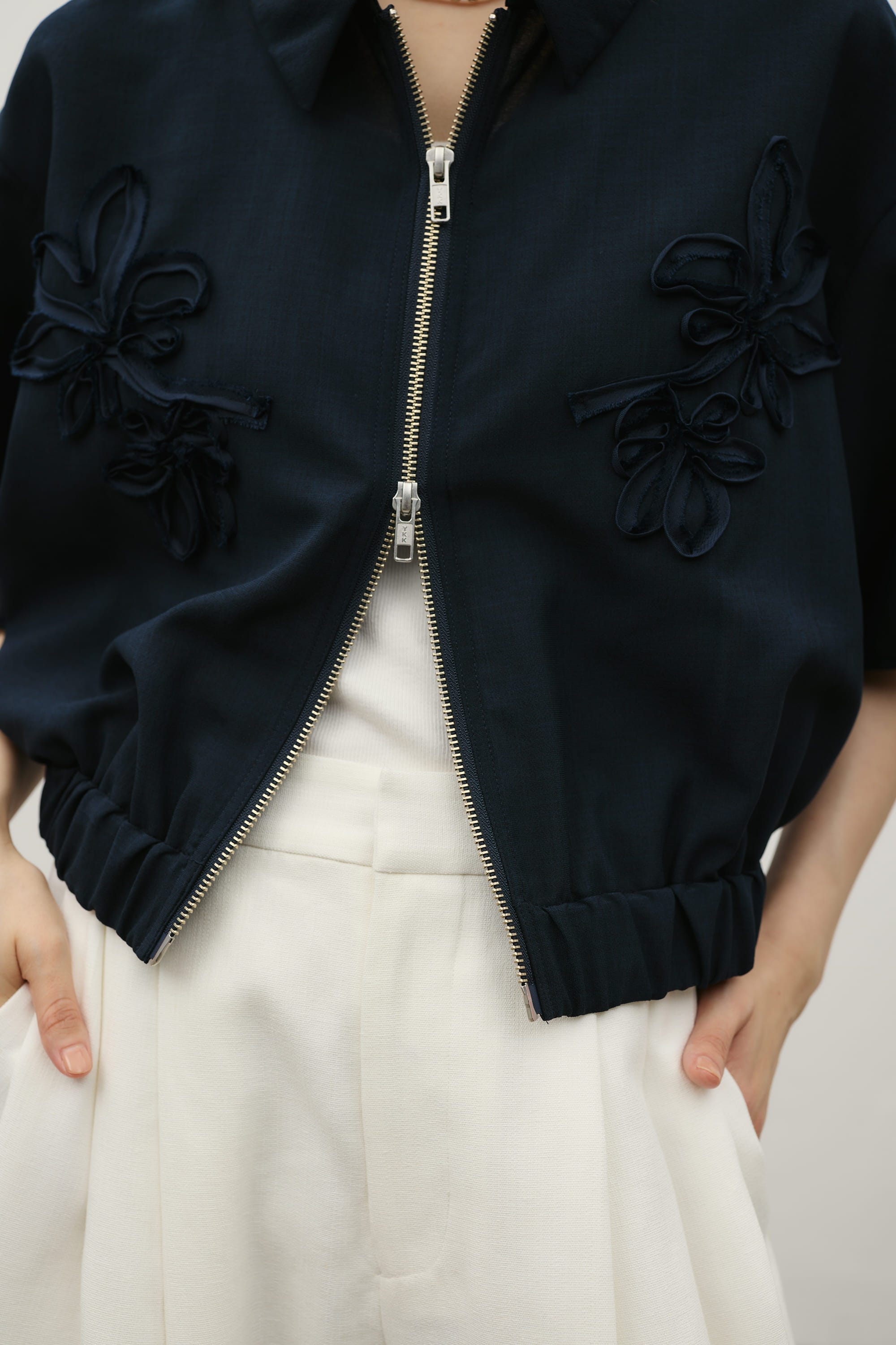 フラワーエンブロイダリージップシャツ NVY FREE