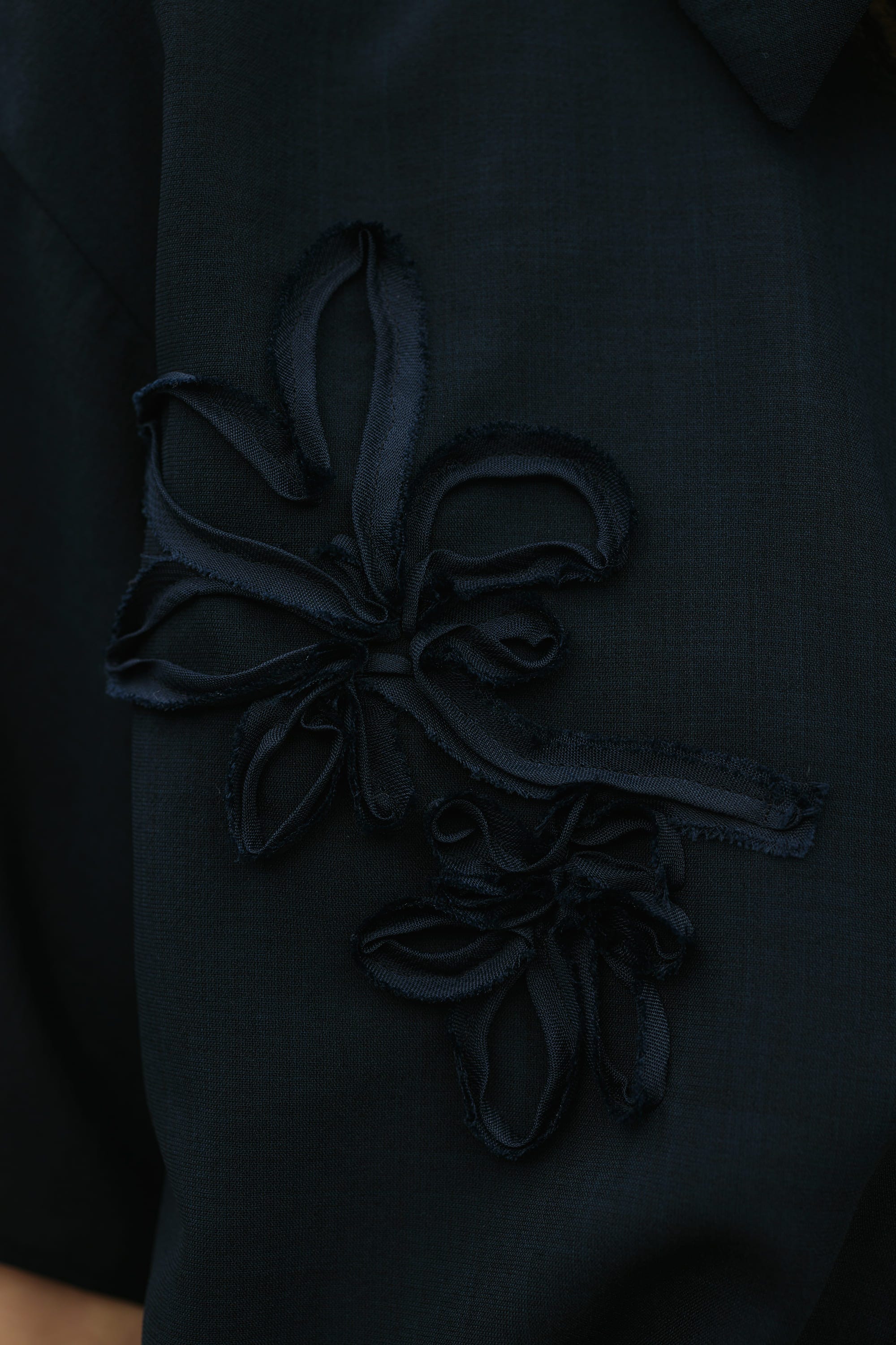 フラワーエンブロイダリージップシャツ NVY FREE