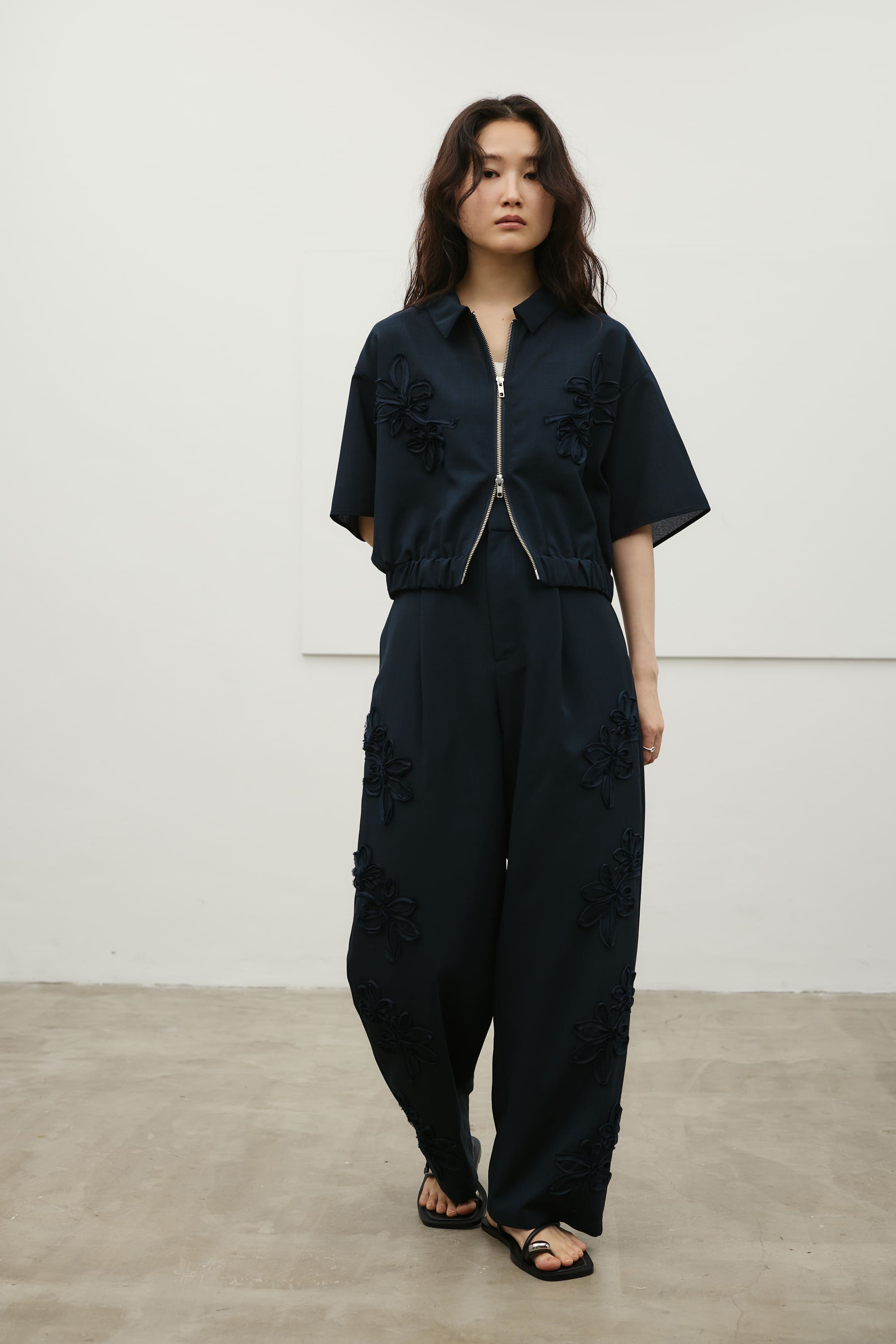 フラワーエンブロイダリージップシャツ NVY FREE