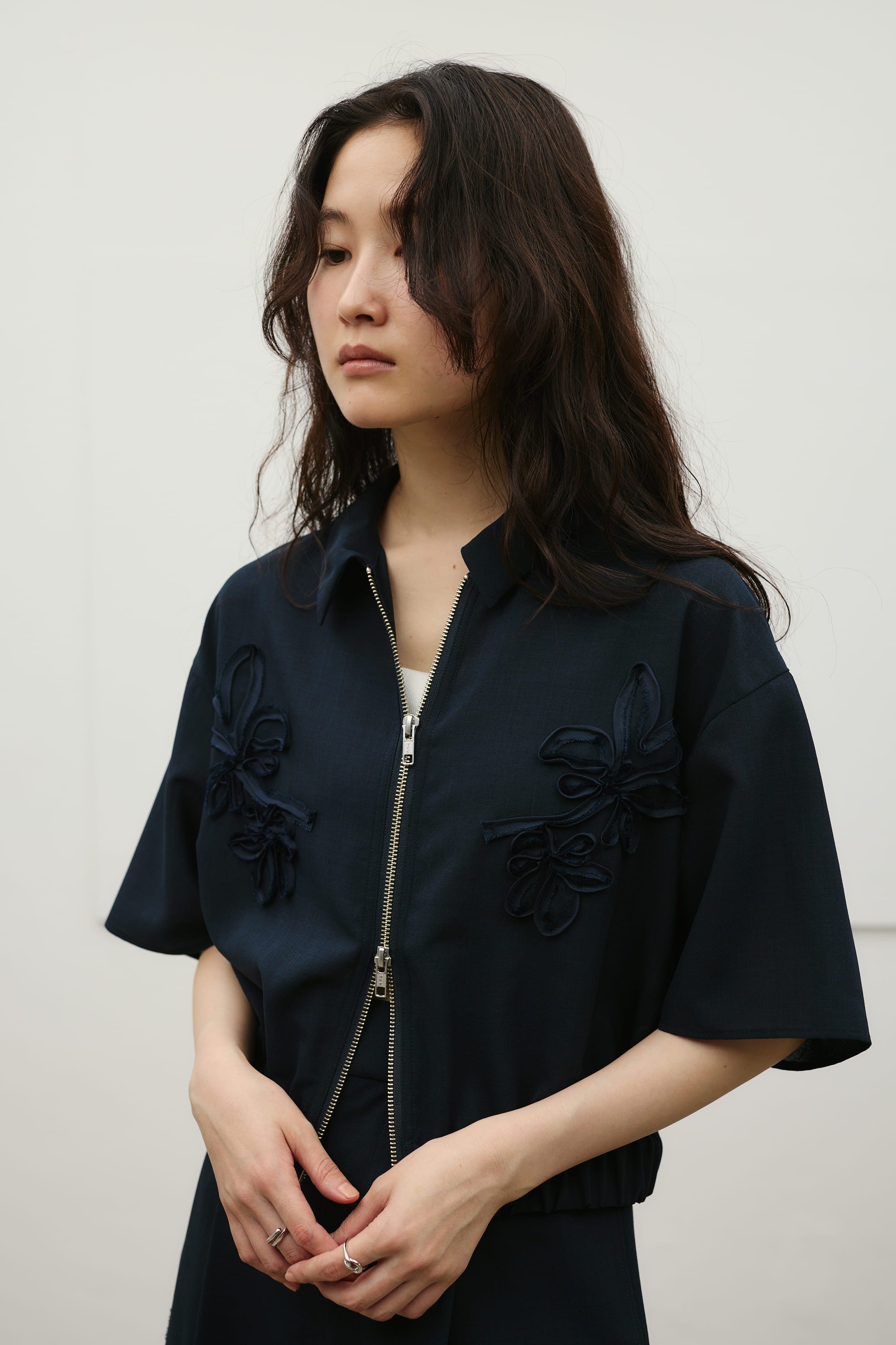 フラワーエンブロイダリージップシャツ NVY FREE