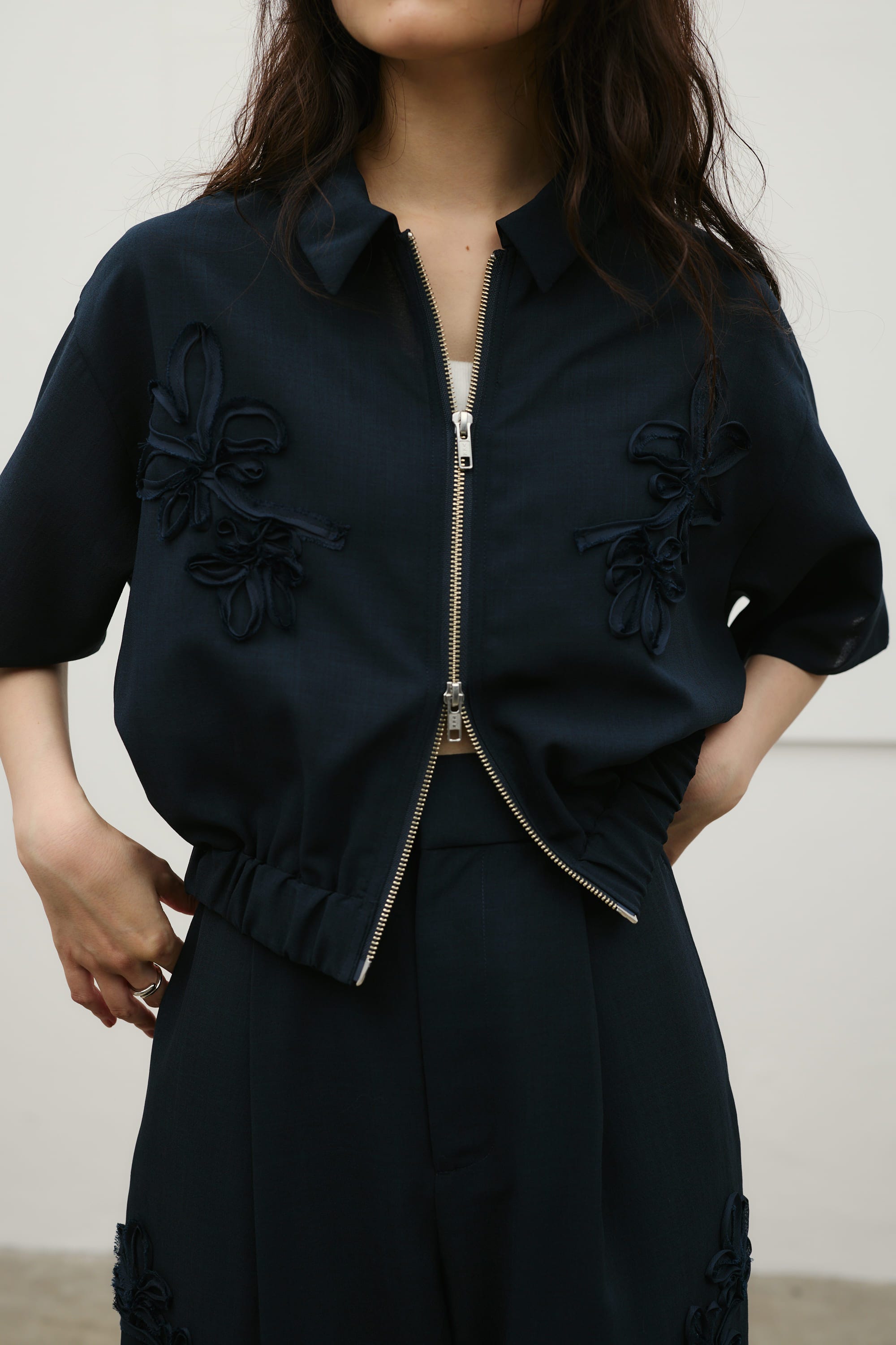 フラワーエンブロイダリージップシャツ NVY FREE