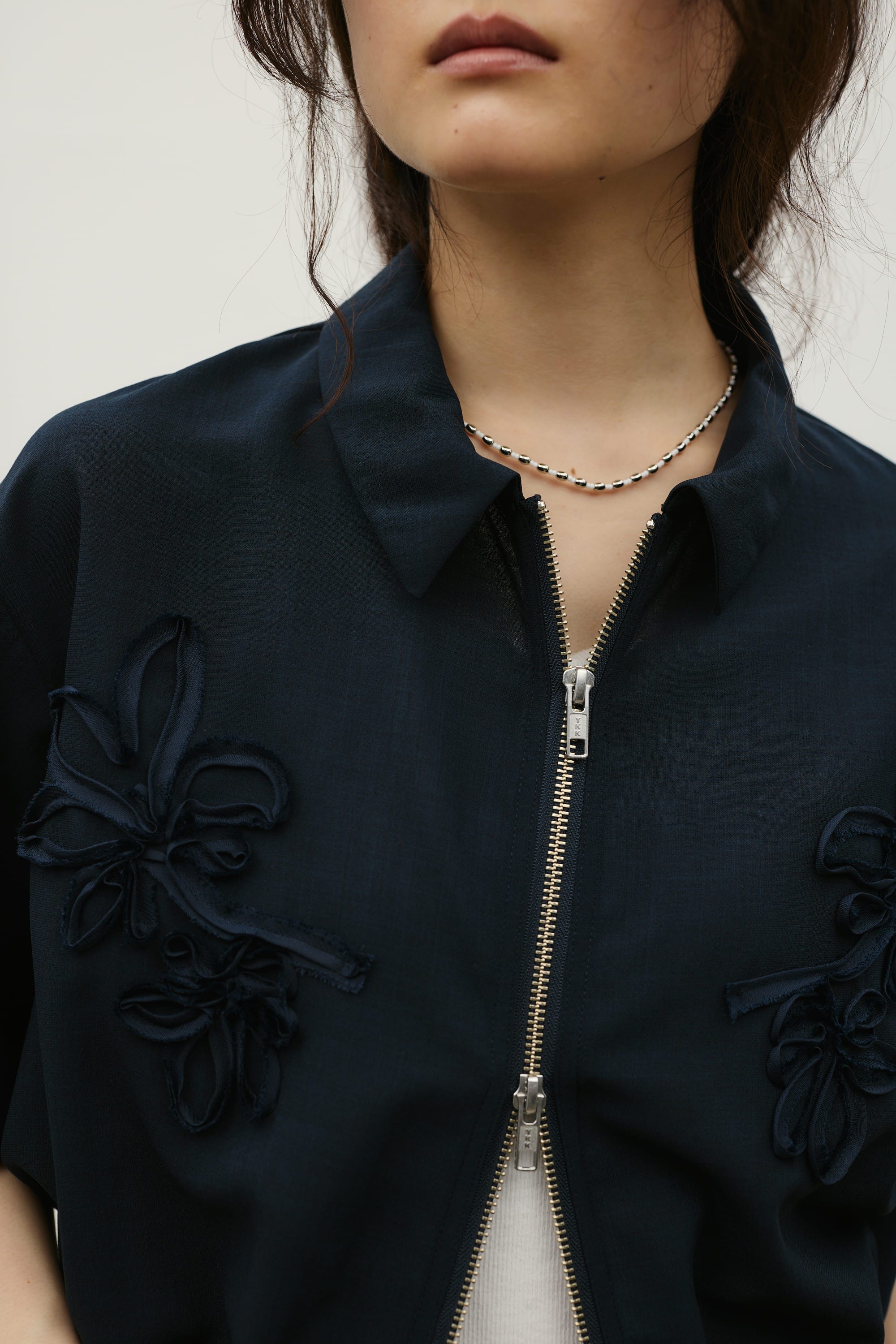 フラワーエンブロイダリージップシャツ NVY FREE