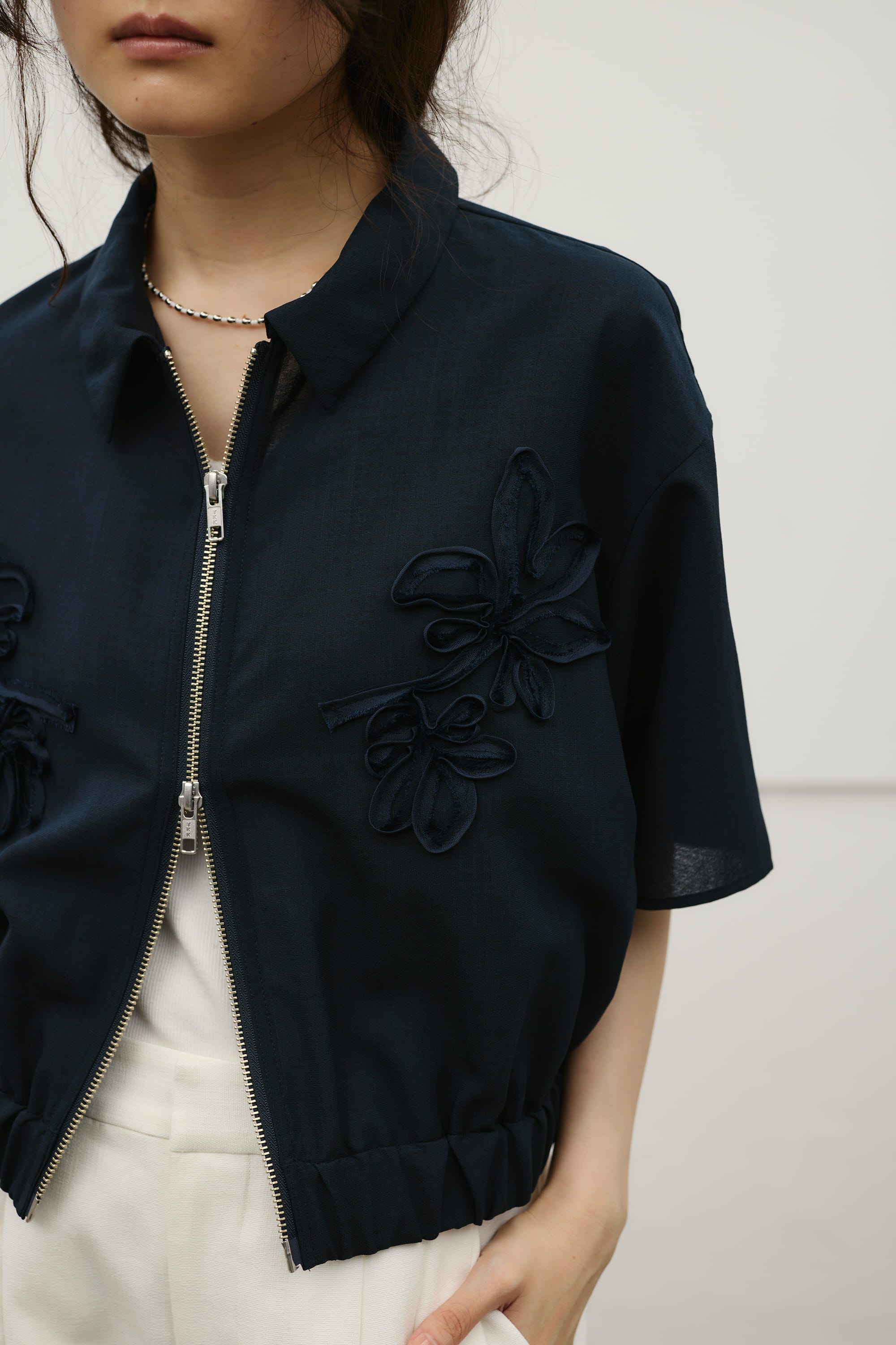 フラワーエンブロイダリージップシャツ NVY FREE