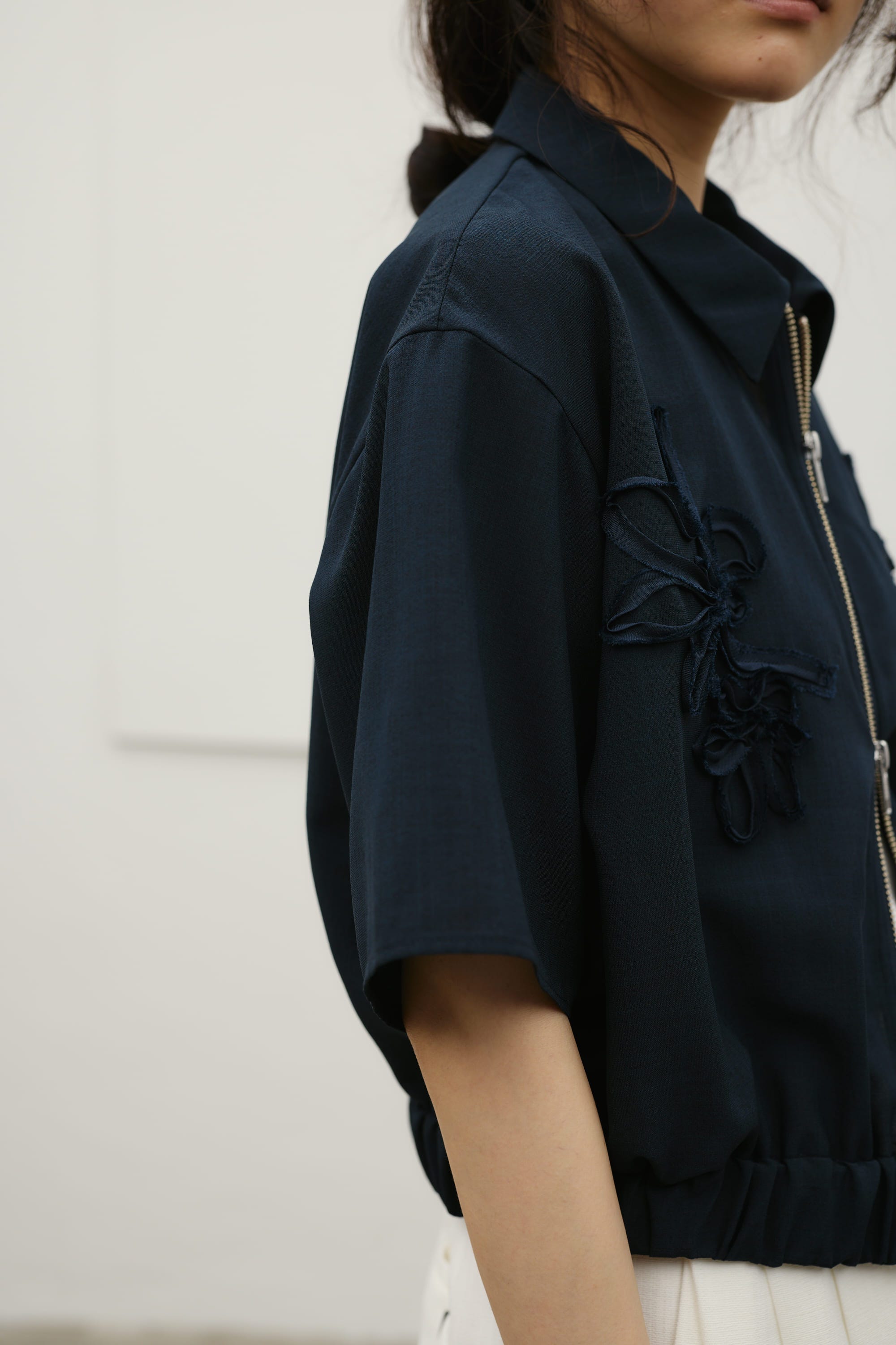 フラワーエンブロイダリージップシャツ NVY FREE