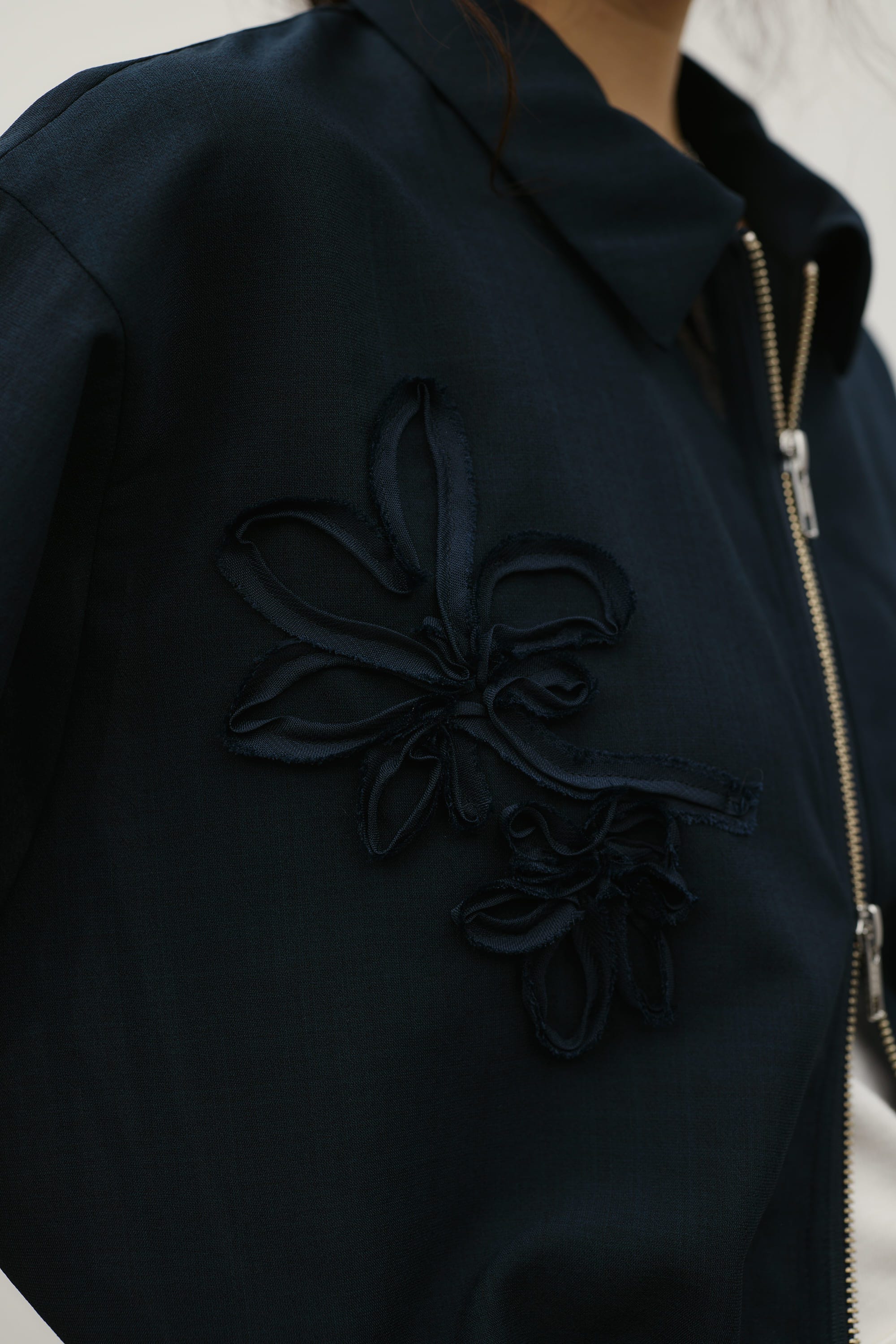 フラワーエンブロイダリージップシャツ NVY FREE