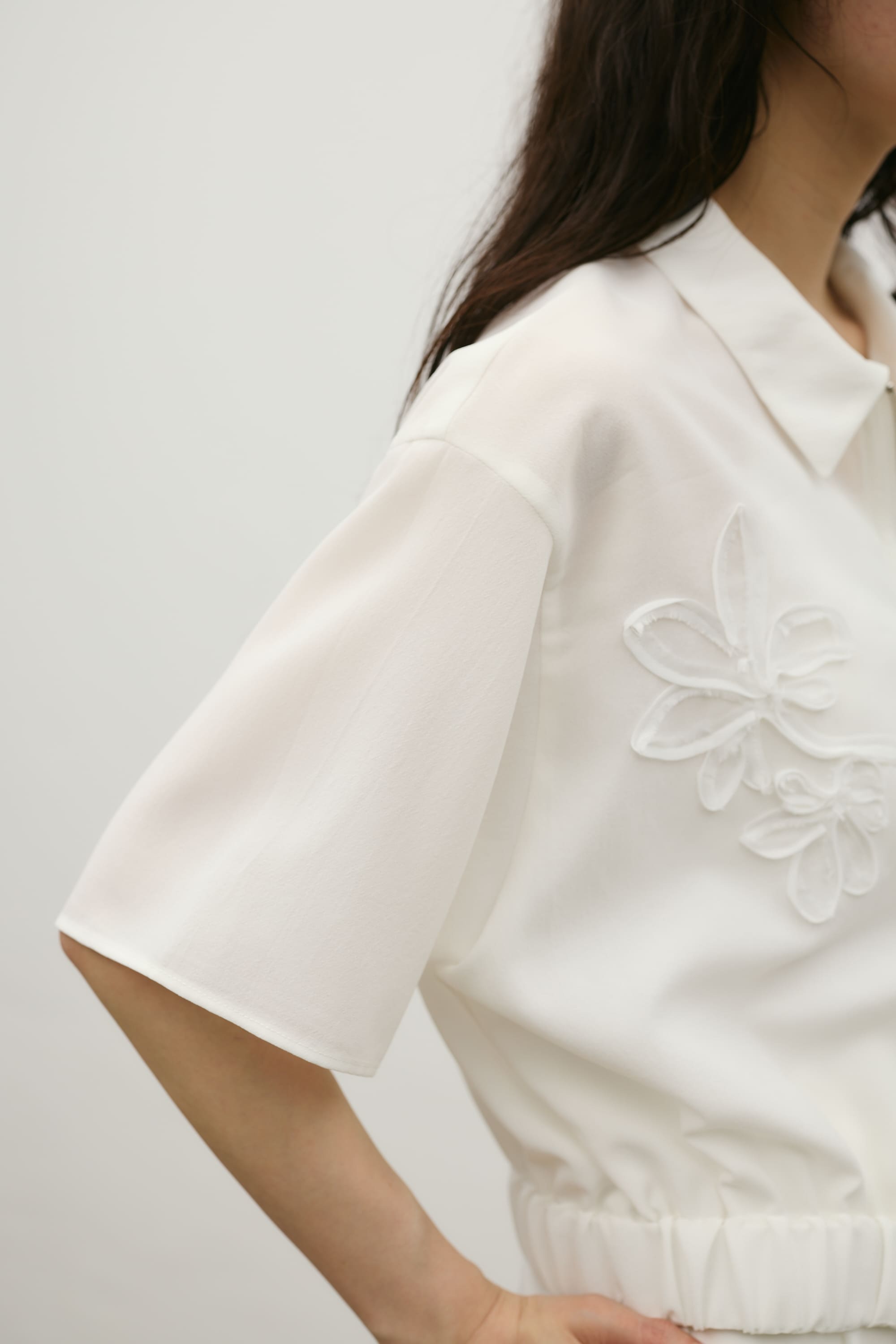 フラワーエンブロイダリージップシャツ WHT FREE