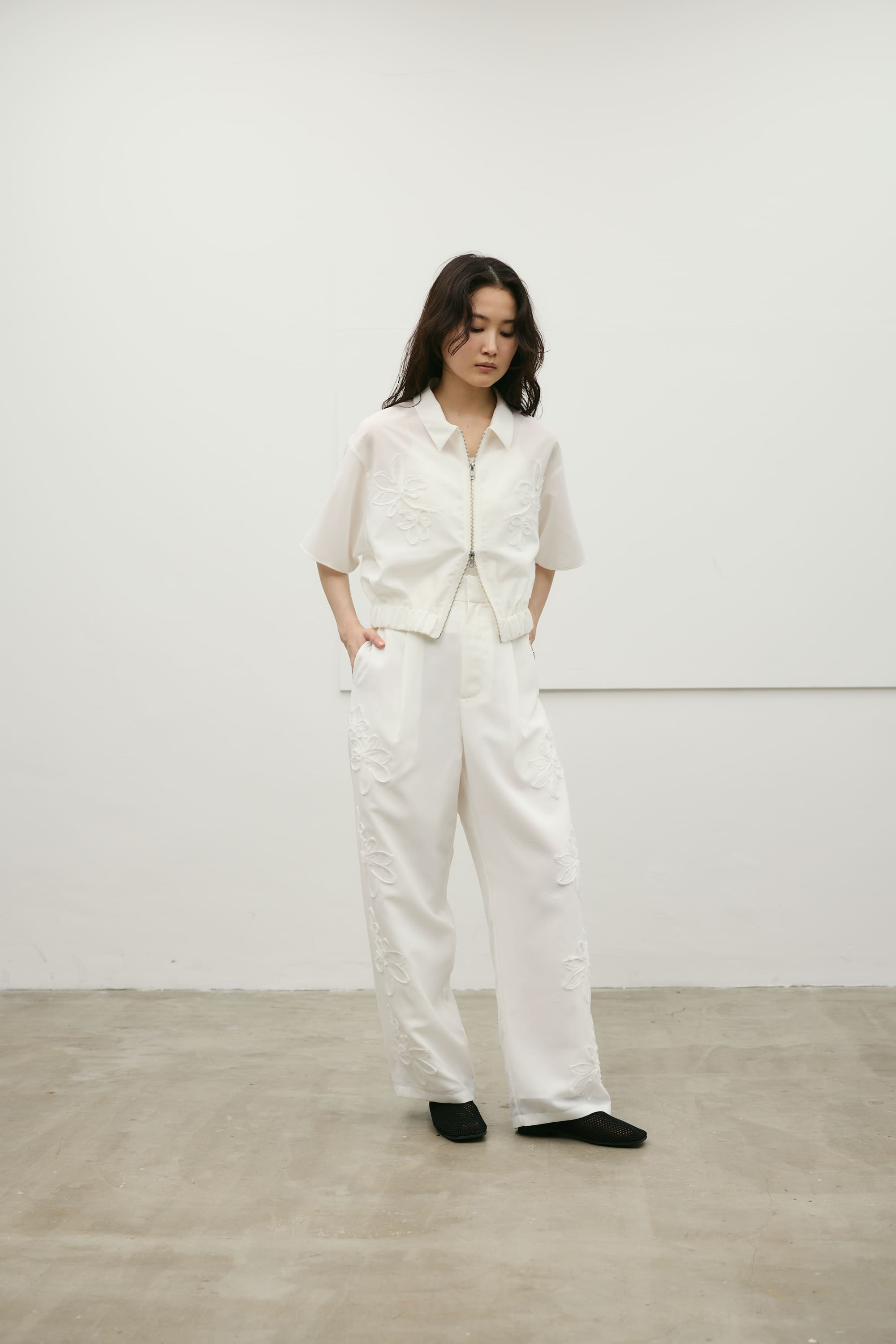 フラワーエンブロイダリージップシャツ WHT FREE