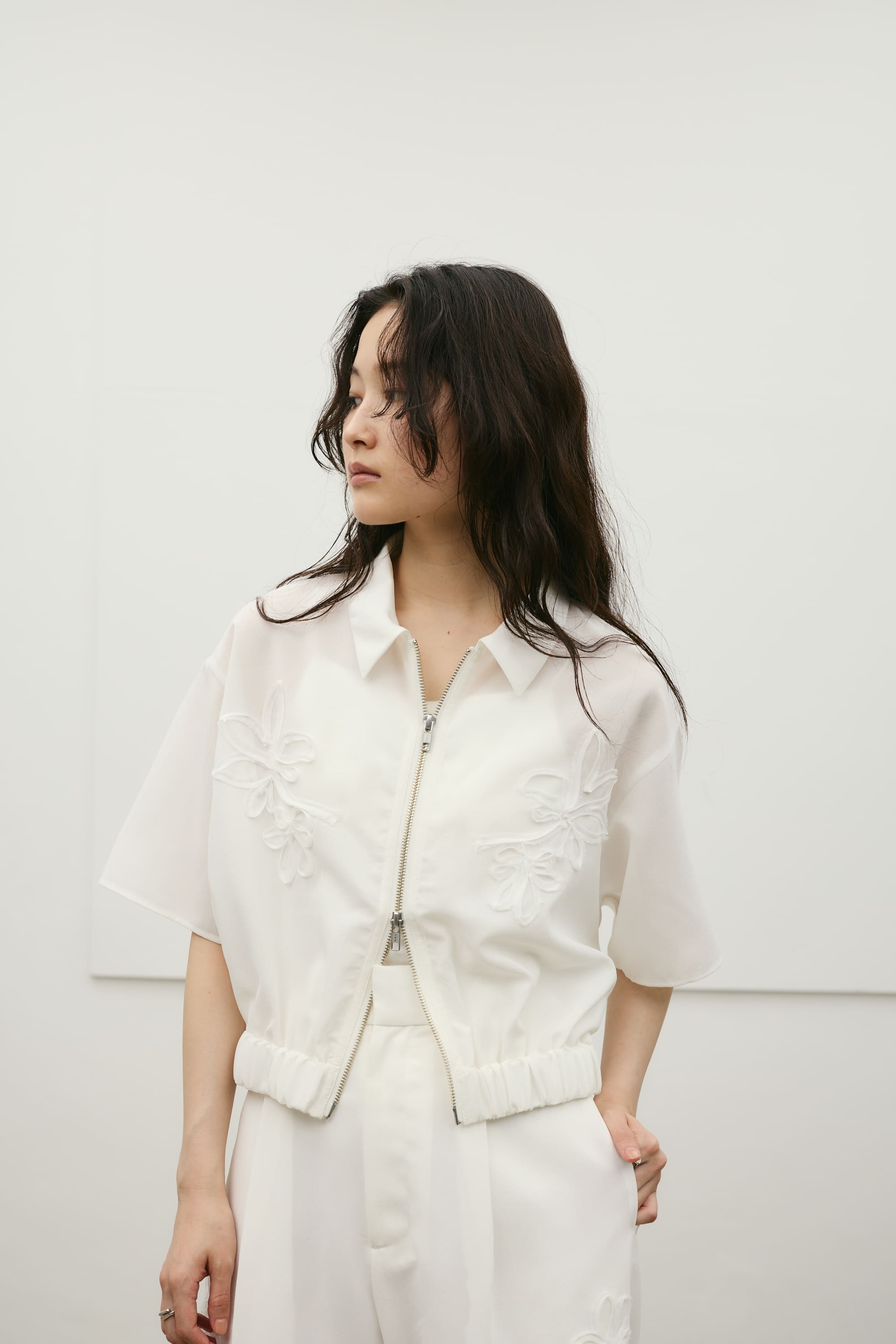 フラワーエンブロイダリージップシャツ WHT FREE