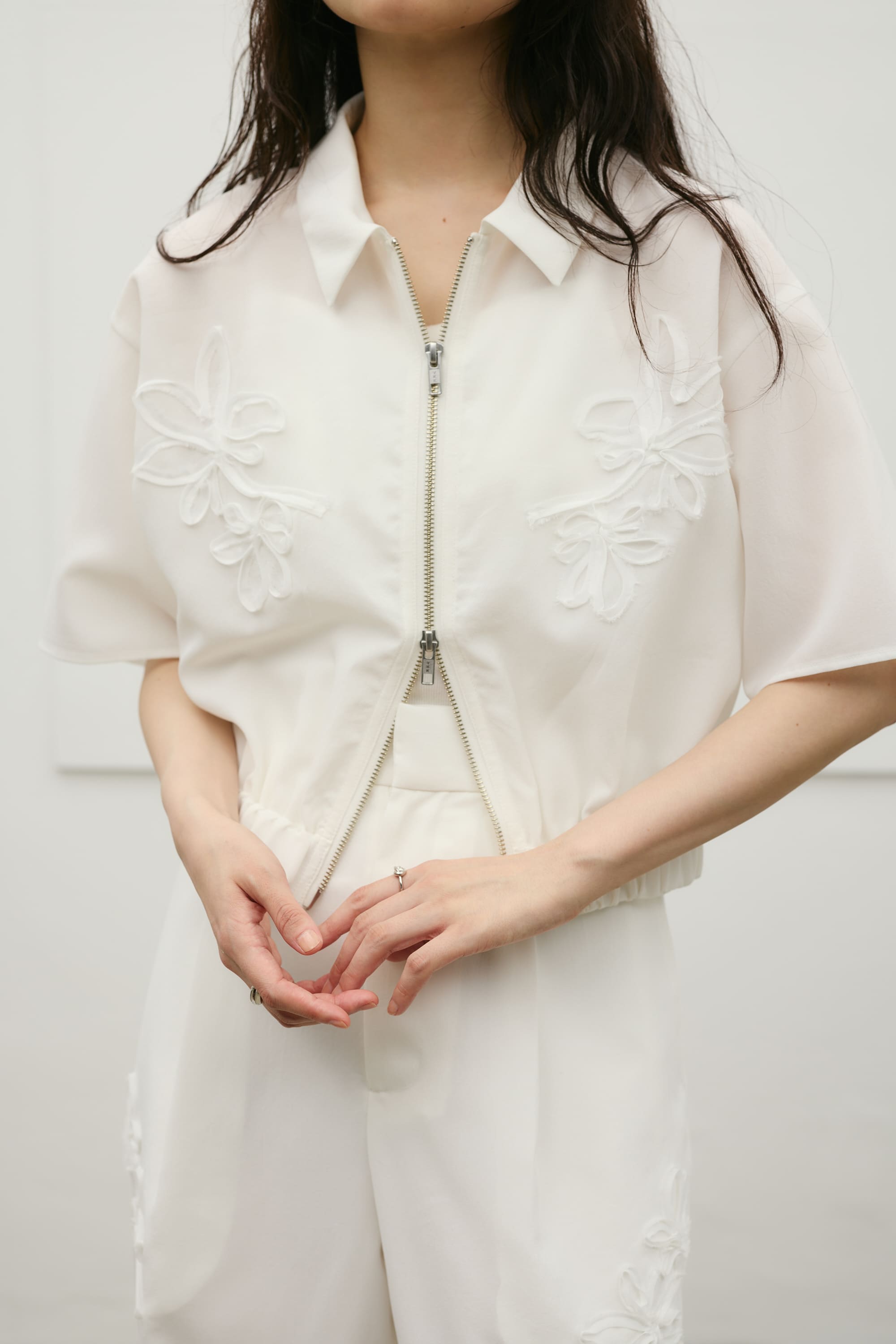フラワーエンブロイダリージップシャツ WHT FREE