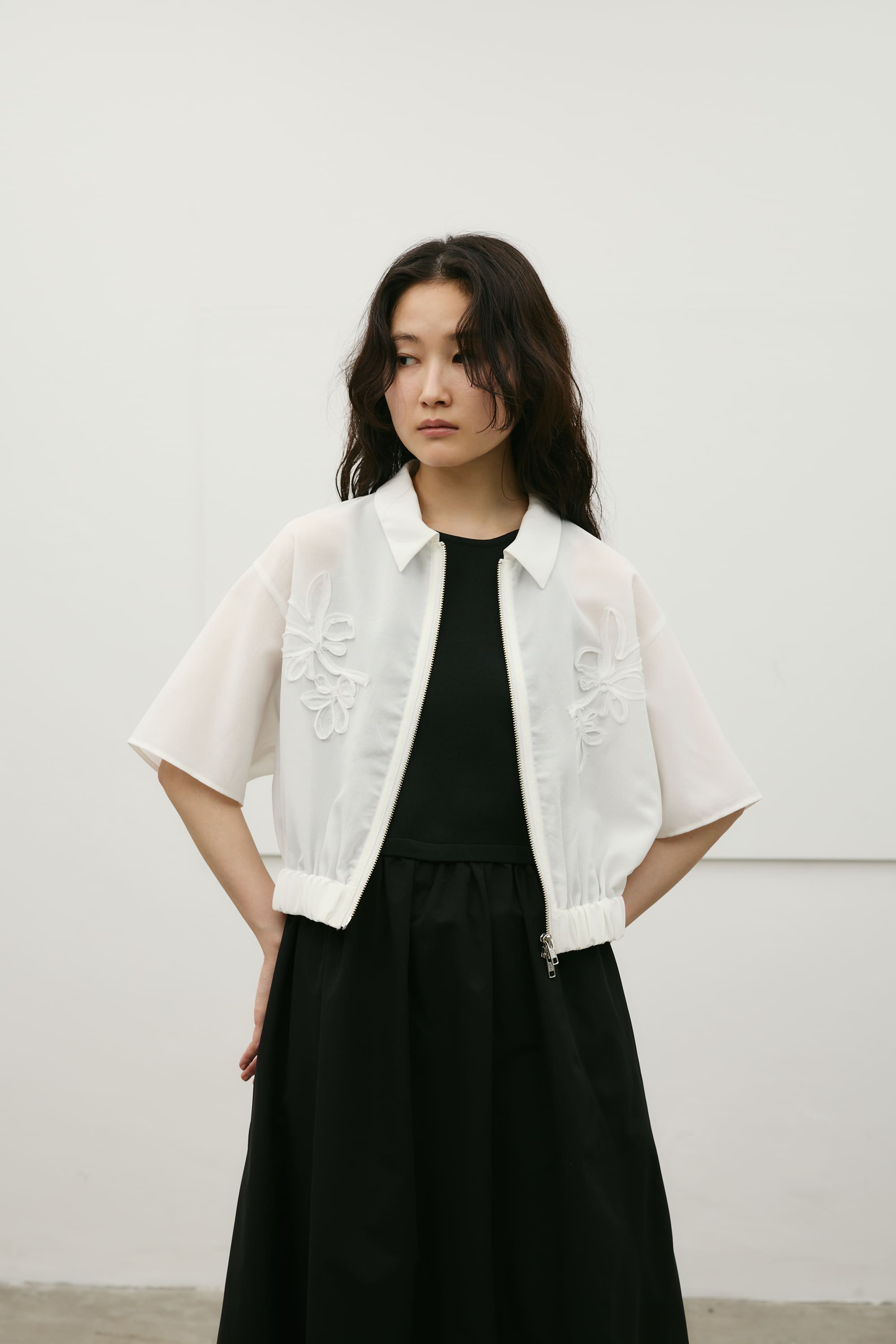 フラワーエンブロイダリージップシャツ WHT FREE